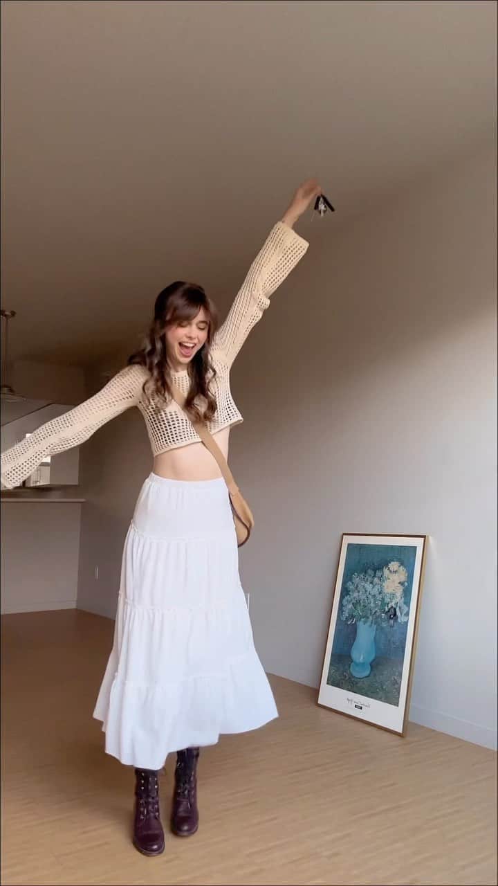Acacia Brinleyのインスタグラム：「FIRST Outfit of ze day in my NEW PLACE!!! AHH! Got dressed up for a concert tonight! Let’s go 🤎🎀」