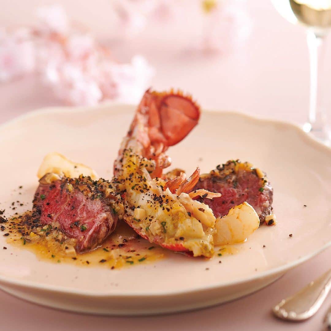KIHACHI公式Instagramさんのインスタグラム写真 - (KIHACHI公式InstagramInstagram)「. 【キハチ 名古屋JRセントラルタワーズ】  Spring Special Course  「海老・蟹スペシャルコース」　    春らしい陽ざしを感じるこの頃、満開の桜や新緑の芽吹きも楽しめるそんな季節。  海老、蟹と春の食材を合わせた、彩り豊かで華やかなお皿たち。  海老と蟹をすべてのお皿に盛り込んだ“海老・蟹づくし”の贅沢なスペシャルコースに仕立てました。  初めの一皿は、苺とトマトで作ったガスパチョの軽い酸味と共に、甘海老と魚介の甘味を存分に感じて頂く一品。ズワイ蟹と旬を迎える野菜のお料理を前菜2品目に。それぞれを主役に、それぞれの調理で、温かい一皿に仕上げます。3品目は、ほのかなスパイスの香りをまとった天使の海老と北寄貝のグリエを、ホワイトアスパラガスのピュレとコンフィの食感と共にお楽しみいただきます。魚料理はシンプルにローストした真鯛をアンチョビバターソースで。桜海老と筍をそえました。メインには、オマール海老と牛肉を野菜の香りと豆鼓の香りをのせてシノワ風に仕立てました。  海老と蟹が織りなすリッチな味わいを、心ゆくまでご堪能ください。    コースのデザートを＋770円で、「KIHACHIのエリザベスパイ」（写真2枚目）にアップグレードいたします。     ■販売期間　2023年3月16日～5月15日    ■提供時間　ランチタイム／ディナータイム　※ランチは要予約    ■料金　12,100円  プラス料金にて、デザートを「KIHACHIのパイシリーズ」にアップグレードします。    ■ご予約は、オンラインまたはお電話にて承ります。  ・オンライン予約　https://www.tablecheck.com/shops/kihachi-nagoya  ・電話　　052-533-0707（名古屋 JRセントラルタワーズ）    【MENU】  ・甘海老とヤリイカと帆立貝　苺とトマトのガスパチョと共に    ・ズワイ蟹と春野菜の温サラダ　シトラスバターソース    ・天使の海老、北寄貝、ホワイトアスパラガスの一皿    ・真鯛のロースト　アンチョビバターソース　桜海老と筍を添えて    ・国産牛肉とオマール海老のシノワ風    ・抹茶のティラミスケーキと苺ミルクジェラート　桜の香り    パン、コーヒーまたは紅茶      #KIHACHI #キハチ #キハチ名古屋 #JRセントラルタワーズ #KIHACHIのパイ #春コース #海老蟹 #海老蟹コース #甘エビ #苺とトマトのガスパチョ #ズワイ蟹 #シトラスバターソース #天使の海老 #北寄貝 #ホワイトアスパラガス #真鯛のロースト #オマール海老 #抹茶のティラミス #抹茶スイーツ #名駅ランチ #名駅ディナー #名駅グルメ #名古屋グルメ #名古屋ランチ #名古屋ディナー」4月2日 11時10分 - kihachi_official