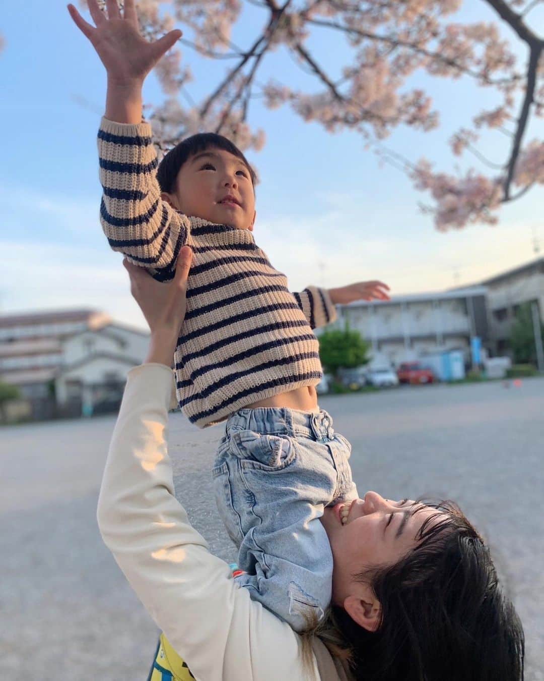 立花このみさんのインスタグラム写真 - (立花このみInstagram)「. 🍔🌸🤎🤍 . 今年もたくさん桜の下で遊べたなあ‼︎ 子がいると屋外で過ごす時間の方が多いから、四季にたくさん触れられる☺️ . 桜への高い高い 長男の方はいつまでやらせてくれるかしら⁇ なんて考えると少し寂しくなったり🥲 いや、もうこれも高い高いではないんだけどさ。笑 . . . #桜 #さくら #🌸  #生後6ヶ月 #2歳10ヶ月 #兄弟 #兄弟ママ #2児のママ #2歳差育児 #子育てぐらむ  #2歳児男の子  #男の子ママ #令和2年ベビー  #令和2年5月生まれ  #令和4年ベビー #令和4年9月ベビー  #親バカ部男の子 #新米ママ #成長記録 #育児記録 #instagood #instalike #followme」4月2日 11時21分 - avilla_konomi