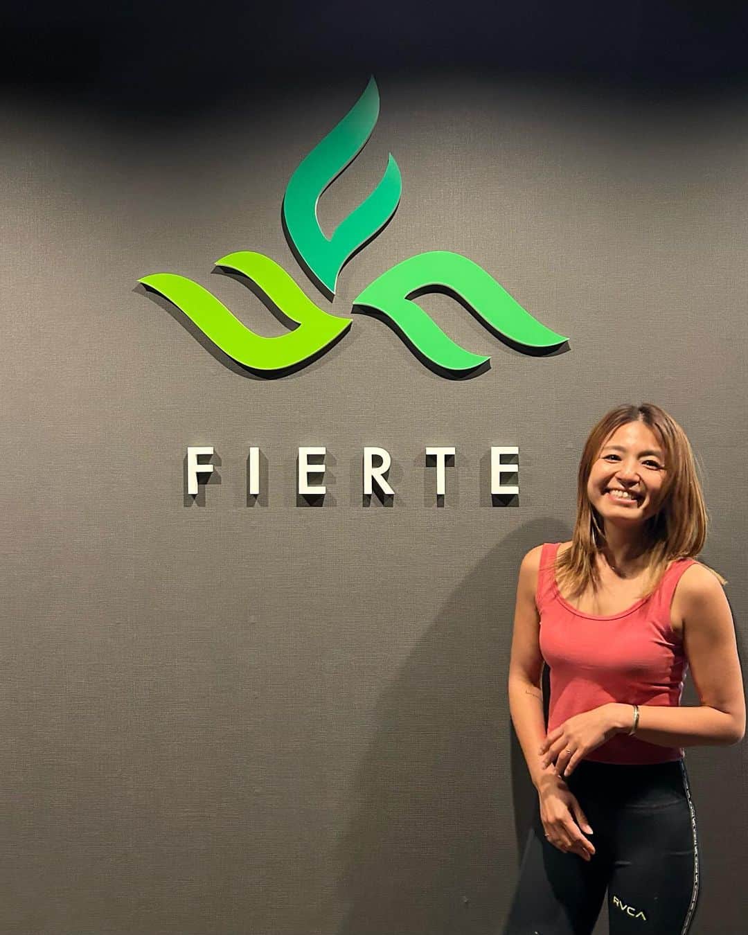 なーみのインスタグラム：「🎠渋谷に新しく出来た @fierte_shibuya で ユージさん @yuji.chiro_fit 🦍のお久しパーソナル🧡  いっぱい動画あるから小出しにしちゃうよ🤭  まずはスクワット〜 ポイントココ！って指1本触れてくれるだけで意識出来てちゃんと効かせられるん🙆🏼‍♀️ ひとりでやるのとはやっぱり違うなぁ〜って思った👸🏼  楽しかったぁ🍑 ゆーじさんありがと〜✨ 綺麗でカッコイイGYMに終始わくわくしちゃった💗 またお願いしまーす✨  #まずはスクワット #パーソナルトレーニングジム#フィットネス女子 #ダイエット#ボディメイク#スクワット#スミスマシーン#渋谷#なーみのジムニー」