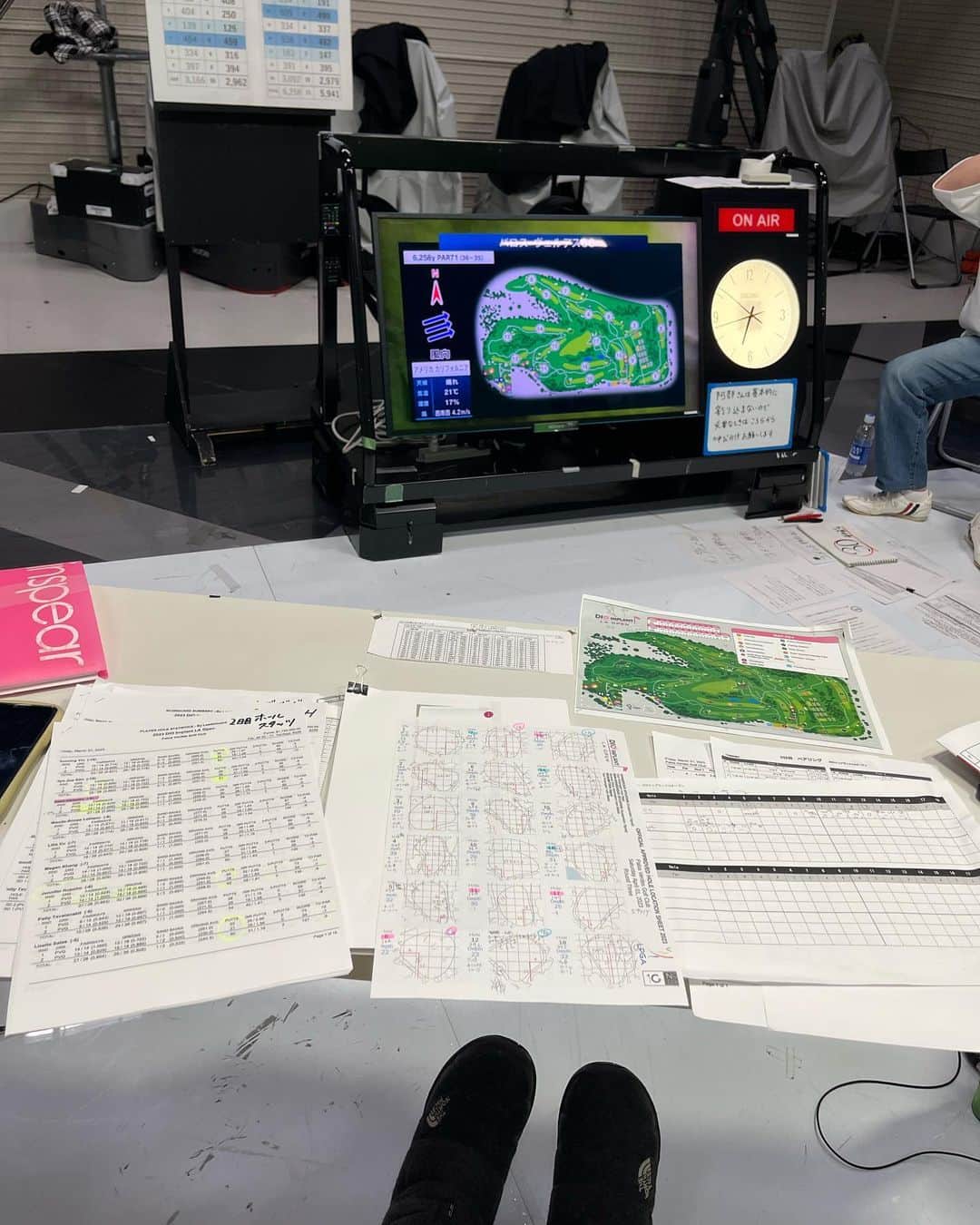 東尾理子さんのインスタグラム写真 - (東尾理子Instagram)「解説中のテーブル、こんな感じ⛳️ 資料をもっと広げたいのが、本音😅 寒さ対策に、足元はいつもブーツ🥾  #ゴルフ解説 #wowowgolf #ゴルフ #lpga」4月2日 11時20分 - rikohigashio