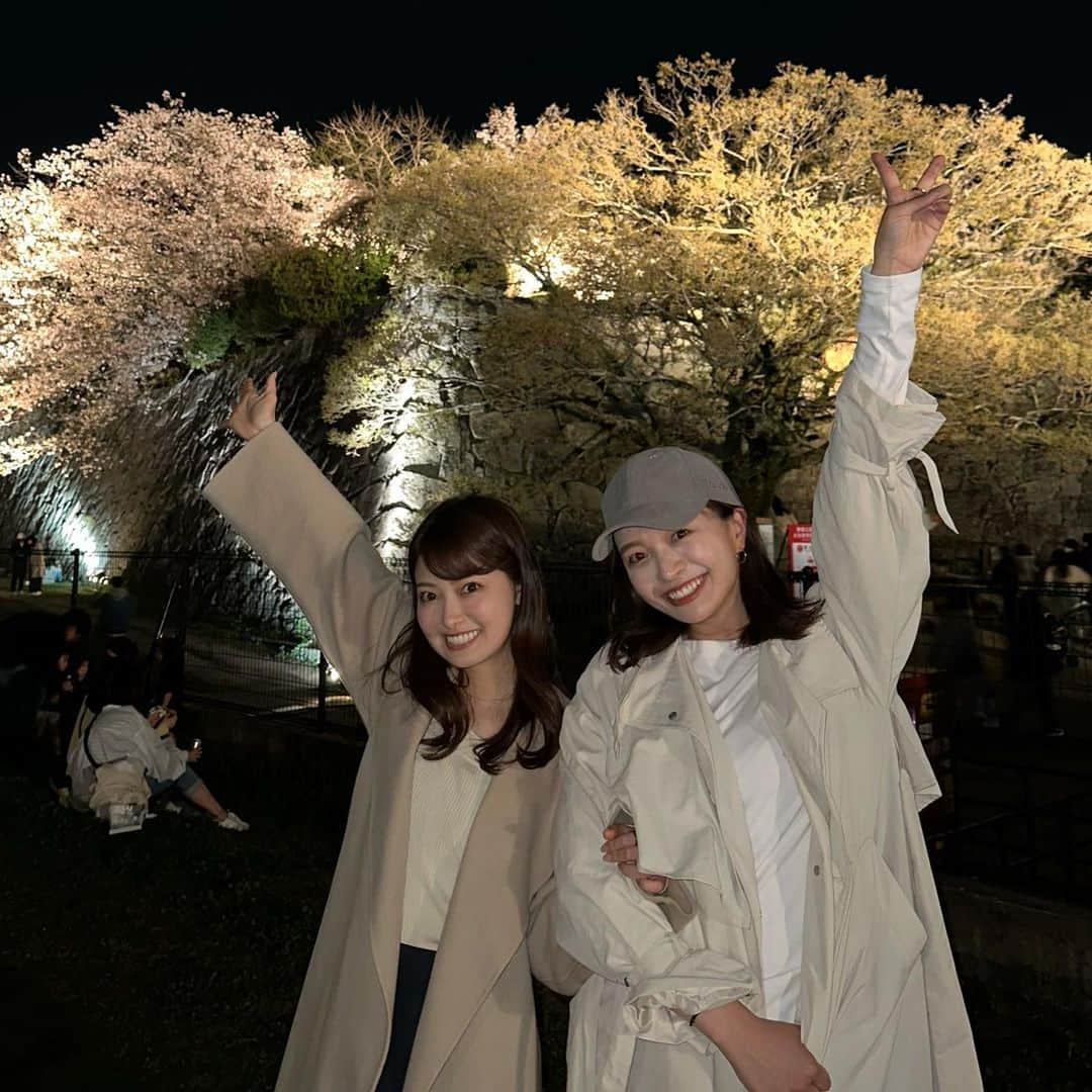 遠野愛さんのインスタグラム写真 - (遠野愛Instagram)「4月！ ことしは福岡に来て初めて花見ができました🌸 舞鶴公園には取材で3回プライベートで2回も！！ やっぱり好きだな♡きれいだな♡楽しいなぁ♡ 桜はもちろんだけどみんなが楽しんでる様子も幸せが溢れていて好き😌  1 上手く撮れた渾身の夜桜 2 ドウキナカタニと 3 良い写風だけどよく見ると顔酷い照 4 よく見ると黄昏てる人いる 5 取材現場にいた会社の先輩が撮ってくれた貴重な仕事中の写真🤳トオノを探してください」4月2日 11時26分 - ai.tono_fbs