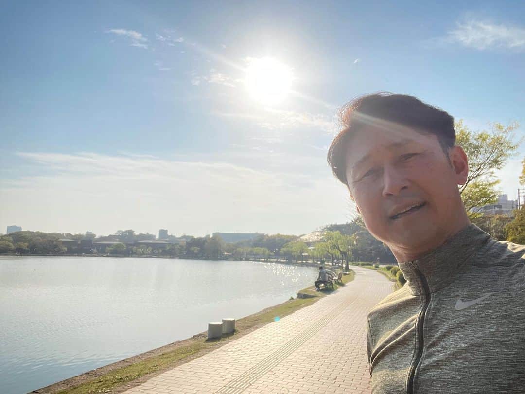 のインスタグラム：「久しぶりに大濠公園RUN🏃‍♂️  福岡のセントラルパーク🗽 （…って勝手に言ってる😅）  水辺からの カラっと爽やかな風と 木々からのマイナスイオン🌿 を浴びながら13キロ！  桜も満開をすぎ 葉桜もチラホラ🌸  #running  #run #大濠公園 #13キロ #休日run  #fukuoka #ohoripark  #fukuokalife」