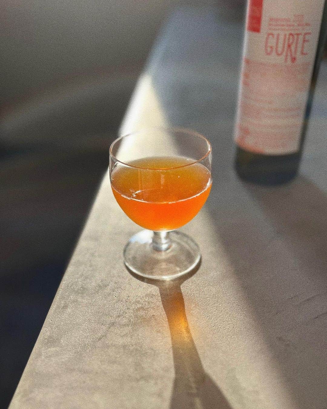 宇藤えみのインスタグラム：「晴れて気持ちがよくて 母さんは飲みながら料理🍷 我が家の米粉で揚げる唐揚げ。 昨日ストーリー見てると唐揚げ揚げているお友達が多かった。笑 そんなお天気だったよね〜☀️ 米粉はあいちゃんと出会ってからずっとうさぎ農園 外はカリッと中はじゅわ〜と格上げしてくれる米粉。 @usagifarm_ai  #暮らし」