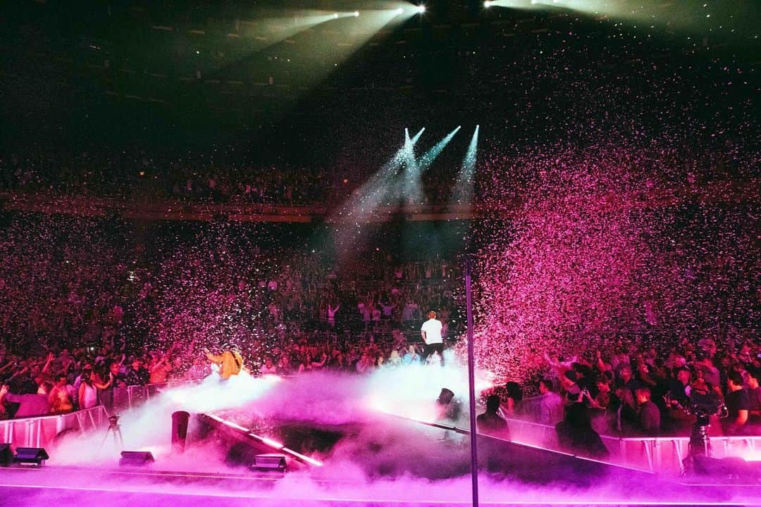 Maroon 5のインスタグラム：「A LITTLE MORE FOR LITTLE YOU • NIGHT 4 CONT’D • #M5LV」