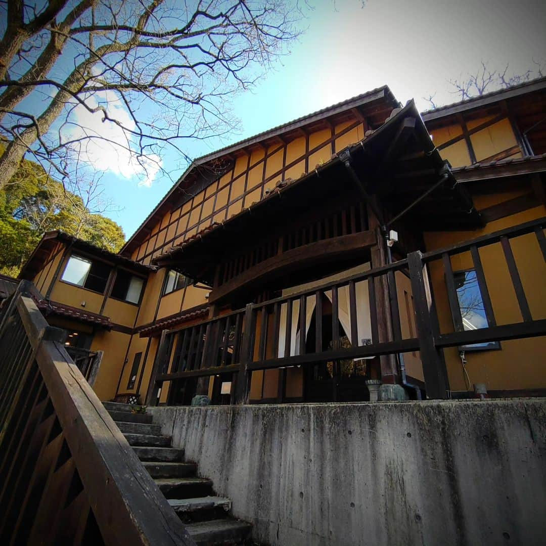 秦まりなさんのインスタグラム写真 - (秦まりなInstagram)「【島根県西部旅行記③】  津和野でお墓参りと観光したあとは、江津市の有福温泉へ。 以前から泊まってみたかった『旅館ぬしや』さんに一泊しました。  @nushiya_arifukuonsen  もう一歩入ったら非日常空間！ ロビーにはコーヒーなどはもちろん、無料の日本酒スタンドがあったり、ポップコーンや綿菓子を作って食べることができるスペースがあったり！ 3歳の娘は初めて綿菓子やポップコーン作りを経験し、とても楽しそうでした🥰  そして、温泉も最高！ 2種類ある貸切風呂には滞在中何度でも入ることができ、明るいうちから堪能させていただきました✨  お料理も最高でした！！ 前菜なども工夫が凝らされていて、何を食べても美味しくて幸せ〜🥰 朝ごはんは、窯焚きごはんに豊富なごはんのお供、そしてのどぐろの一夜干し…朝から贅沢なひとときでした✨  どこをとっても素敵なお宿だったのに、部屋の写真などをあんまり撮っていなかったのが悔やまれる‥💦 宿の桜も見頃を迎えていてキレイだったし、自然豊かな非日常空間に本当に癒やされました！ ありがとうございました〜！✨  #有福温泉 #旅館ぬしや #島根県 #島根 #江津市 #島根旅 #旅館 #温泉 #shimane #japan」4月2日 11時36分 - marina.hata