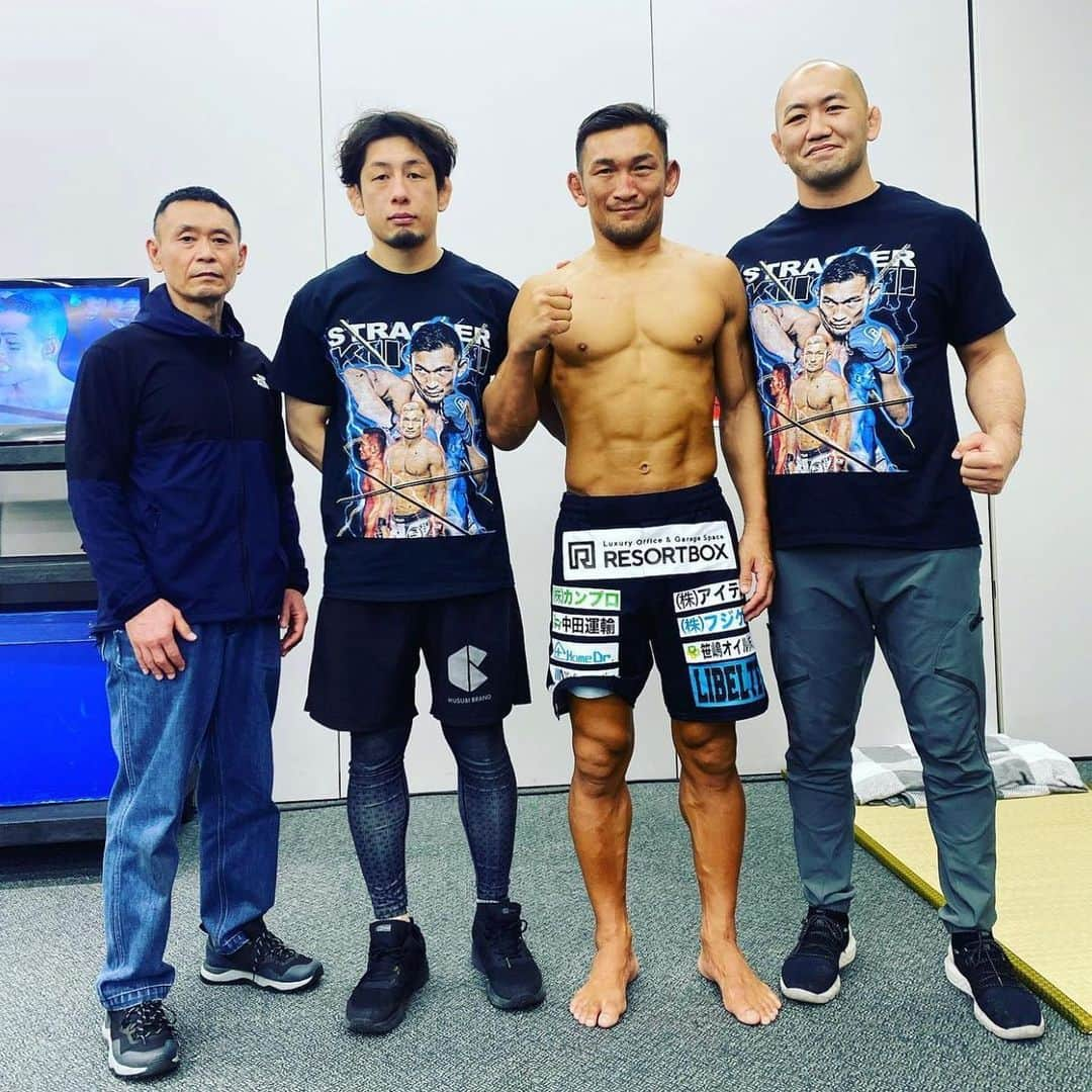 岡見勇信のインスタグラム：「昨日のRIZIN、同い年のスーさんのセコンドで大阪へ。 戦いに挑む気迫ある姿、どんな状況でも前に進み続ける強い気持ち。 男としてもファイターとしても、スーさんはかっこよかった。 勝っても負けても、格闘家である限り前に進み続ける。 シンプルではあるが、それを体現し続けるのは本当に難しい。 スーさんの激闘に敬服します。  格闘技の難しさを改めて感じた１日でした。  #exfight #ldhmartialarts #ストラッサー起一 #rizin」