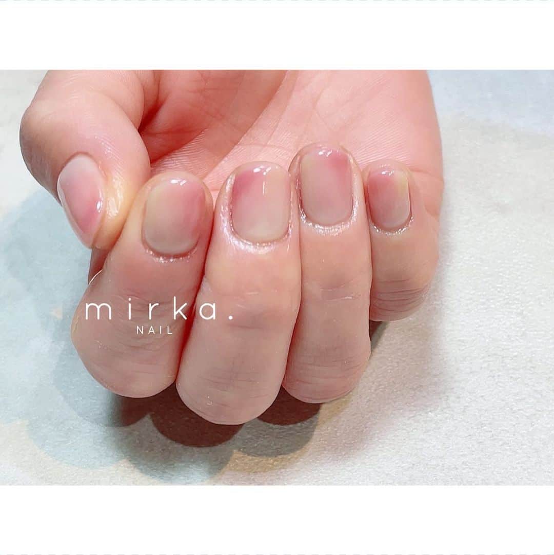 mirka. NAIL(ミルカネイル)のインスタグラム：「⁡ ⁡ ⁡ 花びらのようなじゅわっとピンク🌷 ⁡ ⁡ ⁡ ………………………………………………………… ⁡ ご予約、お問い合わせは LINE ID⇒ @mirka.nail (@含む)まで。 ⁡ ご新規様はハイライトの「ご案内」と「ご予約方法」を必ずお読みいただいてからご予約くださいますようお願いいたします。 空き状況や詳細はLINEの投稿からご確認ください。 ⁡ ⁡ ⁡ ⁡ #mirkanail#nails#nail#nailart#naildesign #ショートネイル#ネイルアート#ネイルデザイン#ネイル#大人ネイル#シンプルネイル#オフィスネイル#ニュアンスネイル#ナチュラルネイル#カジュアルネイル#ショートネイルデザイン#美甲#春ネイル#春ネイル2023 #プライベートサロン#プライベートネイルサロン#東京ネイルサロン#東京ネイル#江東区ネイルサロン#森下#清澄白河 ⁡」
