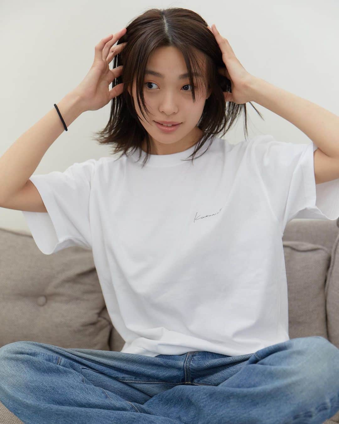 芋生悠さんのインスタグラム写真 - (芋生悠Instagram)「熊本地震・熊本豪雨の復興支援に向けたチャリティTシャツを作りました。  背中の絵は油絵で描いて、胸元のロゴも書き書き。  4/14 「熊本に虹を架ける映画館」 @池袋HUMAXシネマズ  店頭にて数量限定販売。  ぜひ☺︎」4月2日 11時41分 - imouharuka