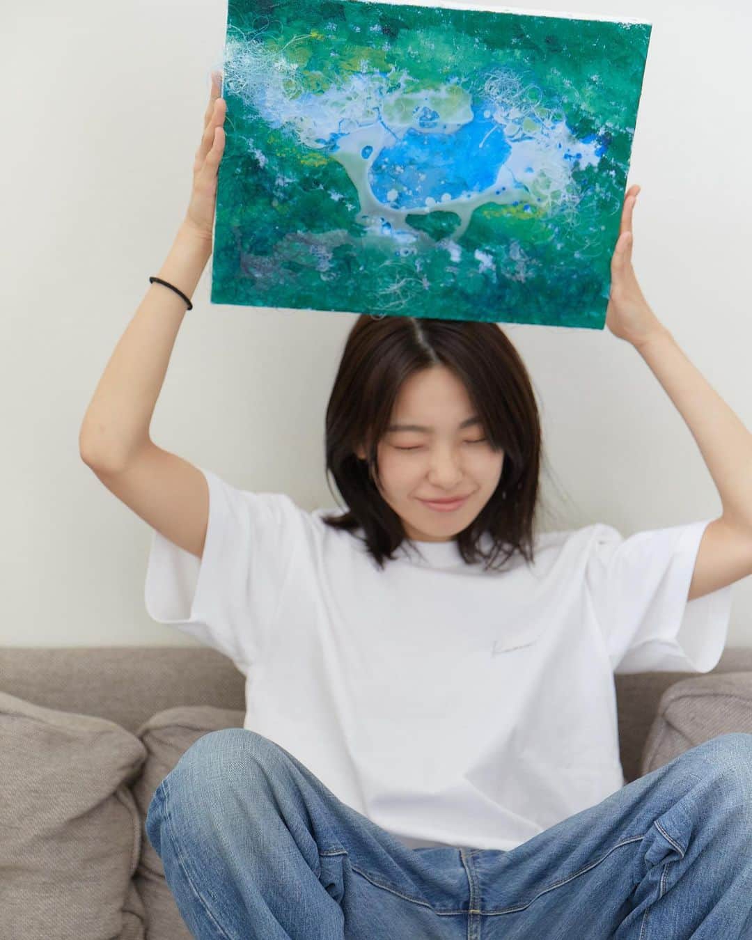 芋生悠のインスタグラム：「熊本地震・熊本豪雨の復興支援に向けたチャリティTシャツを作りました。  背中の絵は油絵で描いて、胸元のロゴも書き書き。  4/14 「熊本に虹を架ける映画館」 @池袋HUMAXシネマズ  店頭にて数量限定販売。  ぜひ☺︎」