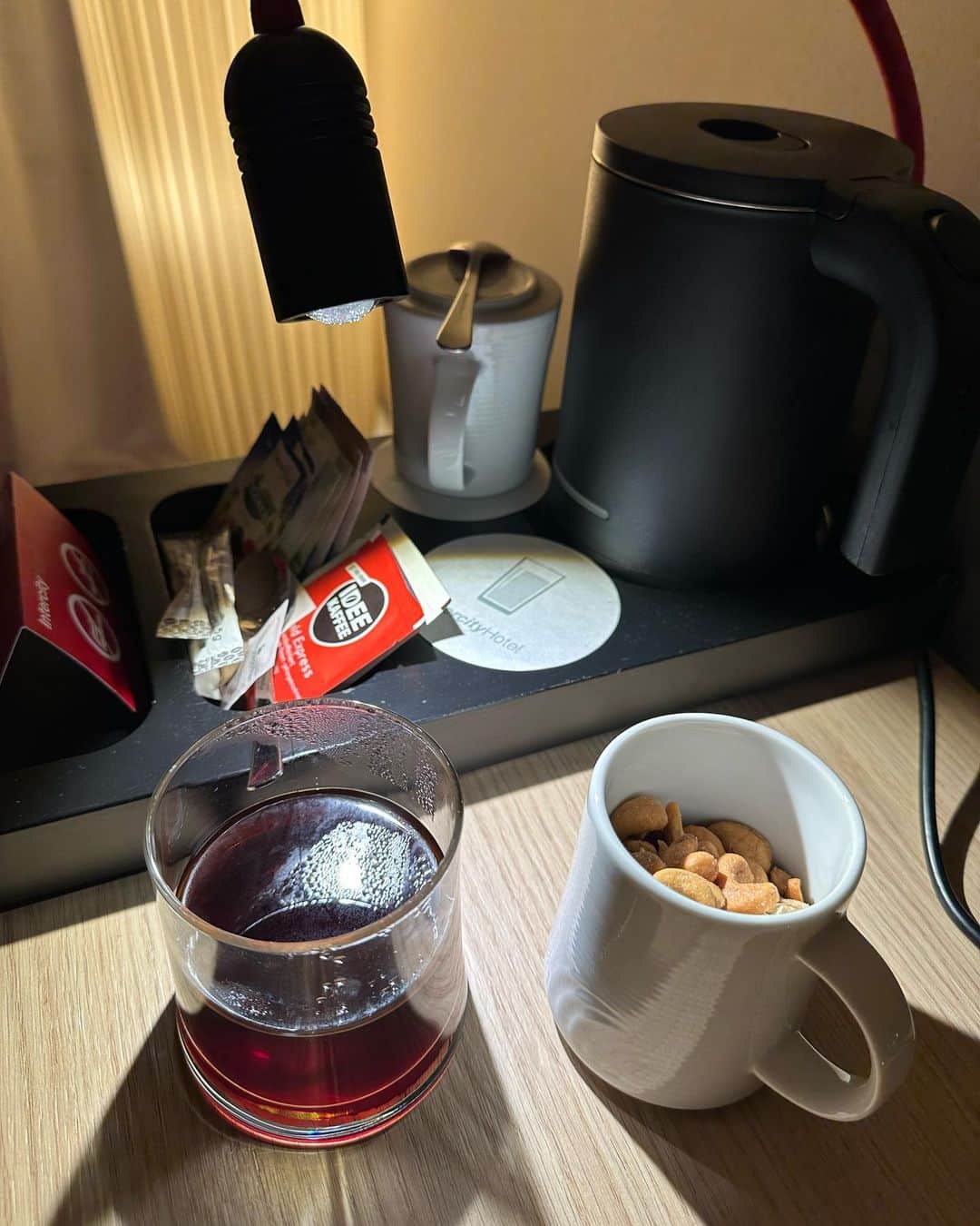 キム・ソンリョンのインスタグラム：「뭔가 컵이 바뀐것 같다~ #조용한아침」