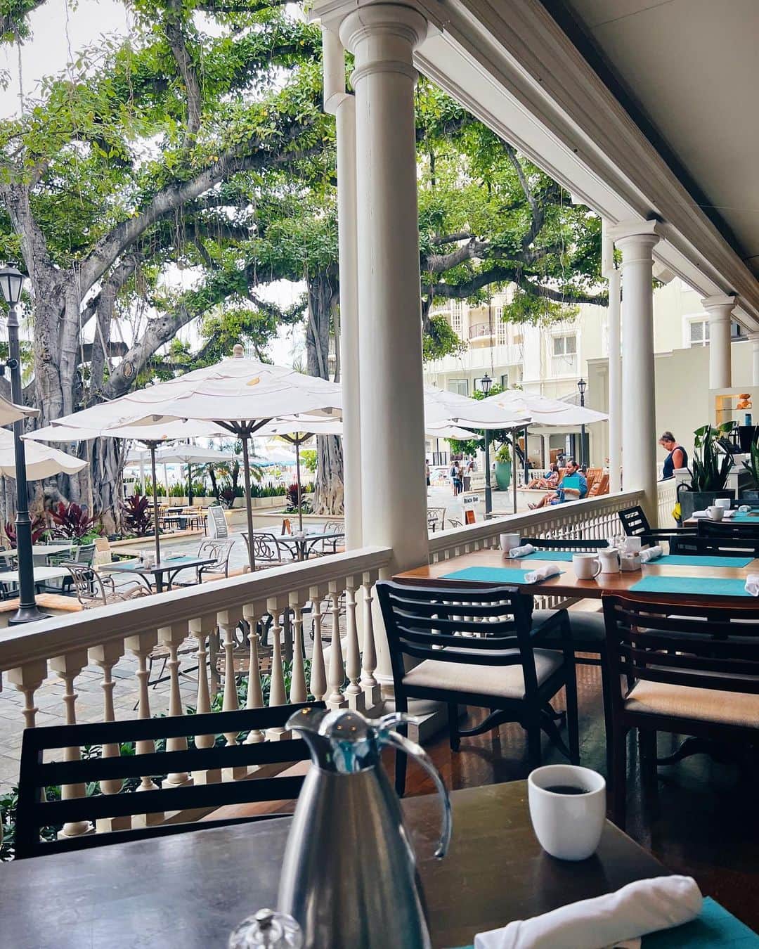 山内一世のインスタグラム：「🍽 morning/lunch 編  1.2.3.) Moana surf rider hotel ◾︎The veranda 白を基調にした貴賓溢れるホテル。 ここのエッグベネディクト初めて食べたけど美味しかった🫶🏻 👦🏻はキッズパンケーキ(大人も十分そうな大きさ。笑  4.5) Off the Hook Poke Market 👨🏻ご希望のポキ専門店。生姜やスパイシーに味つけたポキを酢飯、白米、玄米、サラダとトッピングも豊富🥡 美味しかった〜  6)island vintage coffee いつも長蛇の列だけど病みつきになるほど美味しいAcai🫐💙 思い出すだけでヨダレ。笑  7)ジャンキーな🍕とグァバジュースでハワイアン感じて👦🏻  8) ARS CAFE 何度リピートしても好きなコーヒーが美味しいお店☕️🖤 ヨーグルトグラノーラも美味しかった🍓 モンサラット通りを散歩しながら🏔  9)寝かしつけてからベランダで浮腫むやろなあって 言いながら食べる塩気も旅先必須やん🍿笑  #hawaiifood #hawaii #ハワイ#ハワイ旅行 #ハワイグルメ#子連れ旅行 #子連れハワイ」