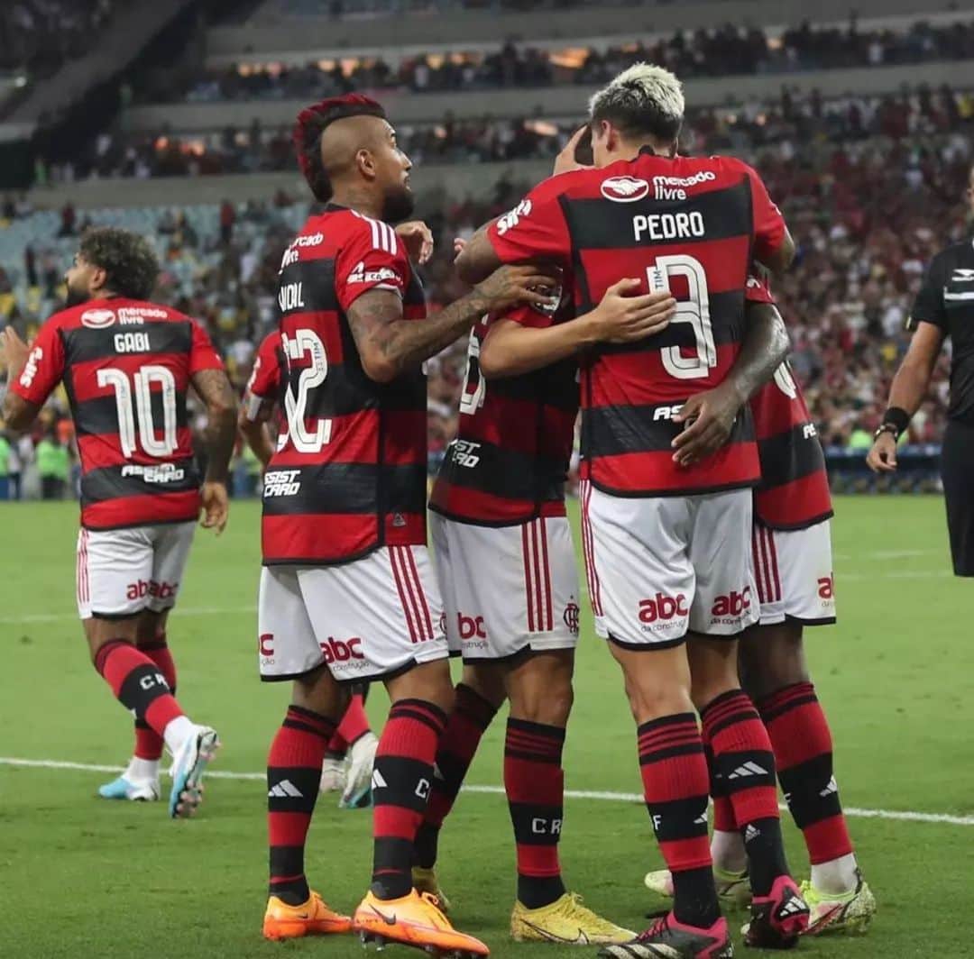 アルトゥーロ・ビダルのインスタグラム：「Seguimos por mas carajo!!!💪🏽👍🏽👏🏽 isso aqui é @flamengo ❤️🖤⚽️⚽️」