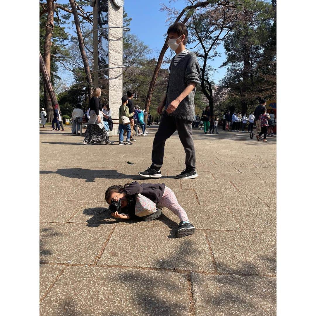 山田真以さんのインスタグラム写真 - (山田真以Instagram)「お花見🌸 今年は久しぶりに中目黒の桜を見に。 思い出深い場所なので懐かしかった〜！  大宮公園は葉桜に向かっていました🌸🍃 娘が体を張ってカメラマンをしてくれました📷9,10枚目↪︎ 行き交う人に笑われましたが… カメラを見たら見事なお写真が撮れていました👏 #お花見#さくら#桜#中目黒#大宮公園#🌸」4月2日 12時04分 - maaai.yamada