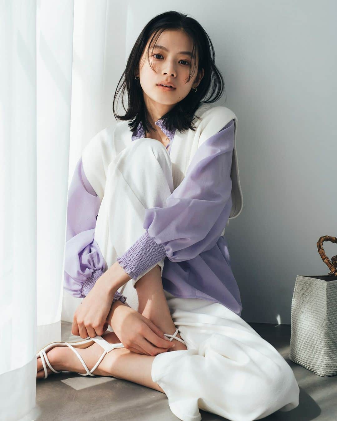 NATURAL BEAUTY BASICのインスタグラム：「松木育未さんが素敵に着こなしてくださった 春の新作webカタログ、第1弾が大好評公開中✨  ぜひチェックしてみてくださいね♪  ■シャーリングネックボリュームブラウス ¥7,480 tax in size:S/M color:オフ/パープル/ライトグリーン #0173110445  ■Vネックボクシーベスト ¥6,930 tax in size:FR color:クロ/オフ/ブルーミックス #0173170400  ■ストレートワイドデニムパンツ ¥9,460 tax in size:S/M color:オフ/インディゴ #0173130202  -------------------------------------------  Normcore Style In mid spring feat.Ikumi Matsuki  ストライプのオーバーシャツに、 ボクシーベスト、ステッチワークのセットアップetc. 春コーデをバージョンアップしてくれる ノームコアなカジュアルアイテムをデリバリー。  とれたての旬クローズを身に纏って、 日常のワードローブにときめきを。  #松木育未 さん #春カラー #Vネックニット #レイヤードコーデ #パンツスタイル #spring #春コーデ #スプリングコーデ #お出かけコーデ #オフィスコーデ #オフィスカジュアル #通勤コーデ #大人可愛い #カラーコーデ  #着回しコーデ #きれいめカジュアル  #ベーシックコーデ #ベーシック #ナチュラルコーデ #トレンドスタイル #シンプルコーデ #ナチュラルビューティーベーシック  #naturalbeautybasic」