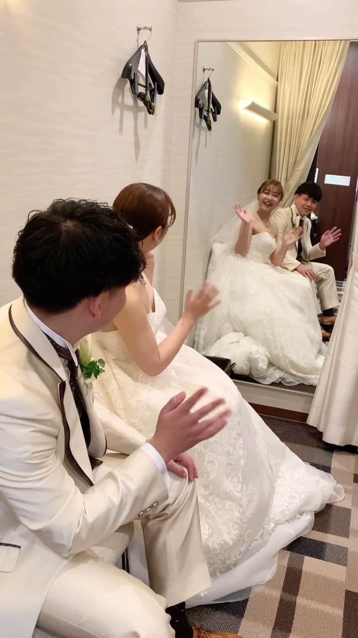 マリエカリヨン名古屋のインスタグラム：「@marieecarillon . いってらっしゃい！ 挙式前の新郎新婦さまを激写📸🤍  ニコニコ笑顔の新婦さま 緊張モードの新郎さま とっても可愛くて微笑ましいです☺️ . ▼ブライダルフェアは インスタのTOPからご予約が出来ます⚐ ＞＞＞ @marieecarillon . マリエカリヨン名古屋では、 お客様の安心安全を考慮して、 業界のガイドラインに沿って、 感染症対策を行ったうえで、 営業を行っております。 オンラインでのご相談も受け付けておりますので、 お気軽にお問合せ下さい。 . —————— . @marieecarillonをフォローして #マリエカリヨン #マリエカリヨン名古屋 のハッシュタグをつけて お写真を投稿してみてくださいね✳︎ . こちらの公式IG（@marieecarillon） で取り上げさせていただきます♡ . #式場見学 #プレ花嫁 #結婚式準備 #プロポーズされました #入籍 #婚約 #ブライダルフェア #名古屋結婚式 #愛知プレ花嫁 #ウェディングレポ  #大聖堂  #大人可愛い #卒花しました #式場迷子 #披露宴会場  #式場選び #日本中の花嫁さんと繋がりたい #東海花嫁 #名古屋花嫁 #mydress #nagoya  #weddingdress #weddingparty #結婚式レポ#挙式レポ #2023夏婚#2023秋婚 #ウェディングドレス」