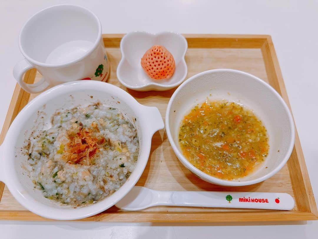 片岡安祐美のインスタグラム：「🍚  最近の息子ごはん。  麻婆豆腐、肉じゃが、野菜のクリーム煮、 ミネストローネ、野菜スープ、お味噌汁、 ツナじゃが、かぼちゃのサラダ、八宝菜、 ハヤシライスなどなどを作り置きして、 ごはんにかけたり、うどんやパスタになけたり、 などなど組み合わせて離乳食やってます🙌🏻  あとは、納豆とかわかめとかしらすとかを 単体で冷凍しておいてぜるとか！  朝はオートミール、お昼はうどんとかパスタ、 夜はお米のだいたいそんな感じ！  ここ最近、急に寝つきが悪くなって、 調べたら鉄分不足かも？ってなったから 最近ヨーグルトにきな粉かけはじめました！ これから不足していくらしいから、 鉄分補給も意識しなくちゃ！！  食べられるものが増えてきて、 ストックメニュー考えるのに一苦労、 バランスも考えなきゃで大人より大変😂😂  10ヶ月になった息子、縦も横も大きめboy❤️ いつも、何歳ですか？って聞かれますww 8ヶ月くらいの時、1歳半くらいですか？って言われてた！ 月齢言うと、みなさんびっくりされます😂  よく食べ、よく出し、よく眠る！！ これからもすくすく大きくなーれ♪ かーちゃん離乳食作りがんばるぞ💪🏻  #離乳食  #離乳食ストック  #離乳食後期  #歯が8本目生えてきた  #10ヶ月  #大きめboy  #息子」