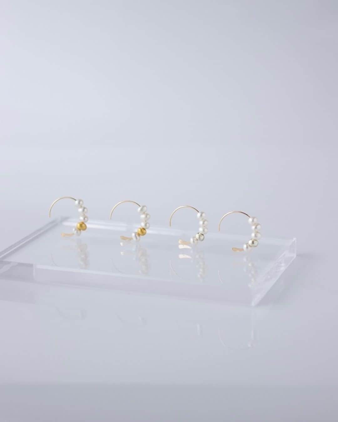 のインスタグラム：「white dew earrings 淡水パール×本金箔  #淡水パール #金箔 #金箔アート #金箔押し #ピアス #金箔パール」