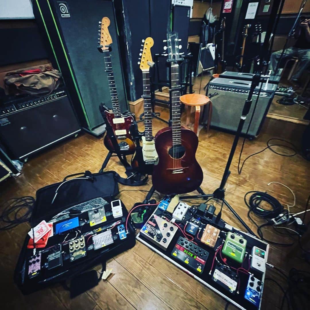 青木ロビンのインスタグラム：「本日！  4/2(日)『SYNCHRONICITY’23』 downyの出演はO-WESTの最後。 20:05より！  リハしてから会場向かう。  よろしくお願いします。 ▼TICKET eplus.jp/synchronicity23 ▼INFO synchronicity.tv/festival/news/ #SYNCHRONICITY23 #downyband」
