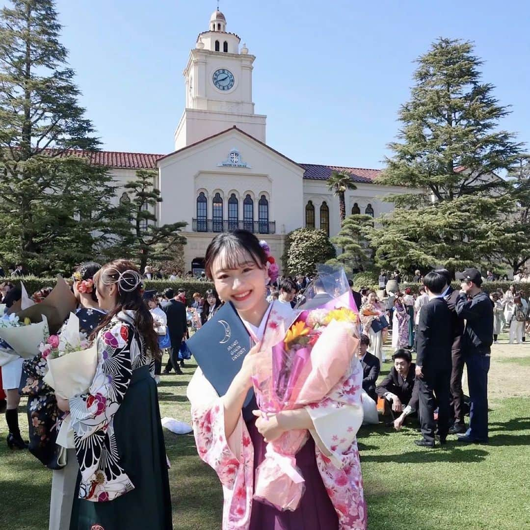 大石乃愛のインスタグラム：「・ 先日、関西学院大学を卒業しました🌸🎓  この４年間で沢山の経験ができ、多くの出会いがありました😌✨  かけがえのない学生生活の中で このSNSを使い多くのことを発信することができて楽しかったです♡  大好きな宝塚の場所でも写真撮ってきました♡  4月に入り社会人スタートです❕ 新生活も頑張ります💪🏻✨  皆さんも新年度楽しく迎えられるよう願っています☺️🌸  #卒業式 #関西学院大学 #関学 #卒業式ヘア #卒業式コーデ #和装ヘア #着物ヘア #宝塚 #宝塚ホテル #宝塚花の道 #花の道 #宝塚音楽学校 の生徒さんにばったり会えて嬉しかった♡ #宝塚歌劇団 がいつまでも大好き♡ #宝塚ファン #ヅカ #宝塚好きな人と繋がりたい #阪急 #阪急電車 #西宮北口 #西北」