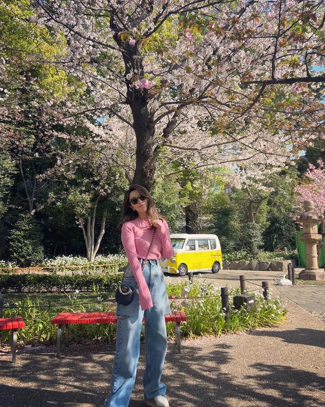 のインスタグラム：「昨日の私服のお問い合わせを頂くのでアップします🌸 たまには映えようとかっこつけてたら 最後いつものようにふざけだしたので 速攻📷ストップされました🫣 🌸tops: @lephil_official  👖: @maisonmargiela  👜: @chanelofficial  💍: @hermes  👟: @stellamccartney  #私服　#さくら #🌸 #お花見 #fashion」