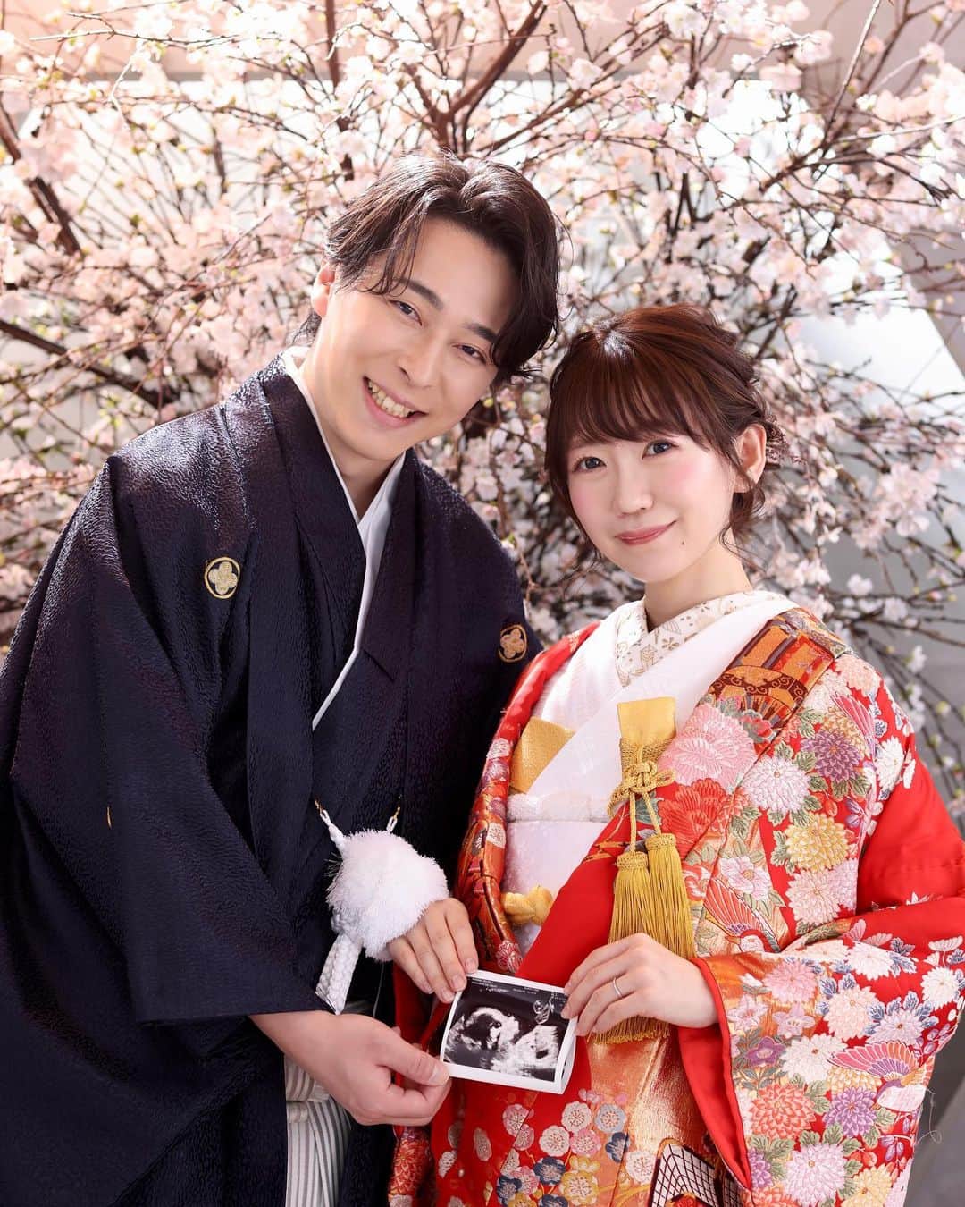 マコ・プリンシパルのインスタグラム：「Happily ever after...♡  私、マコ・プリンシパルは結婚致しました♡ 初夏には赤ちゃんを出産予定です🌷 新しい命を授かり“親”となるこの機会に、発表させて頂きました✨  新しい仲間たちが加わりパワーアップ🌟  つわりなどの影響でマイペースにはなりますが、今後も表現活動を通し、世界へきらめきを振りまけますよう✨ 精進して参りますので、これからもよろしくお願い致します✨  いついかなる時も優しく暖かく支えてくれる夫 “お母さんになる”という私の夢を叶えてくれたお腹の中の赤ちゃん そして、応援して下さる皆皆様へ  愛を込めて♡  #justmarried #havingababy #happyeverafter」