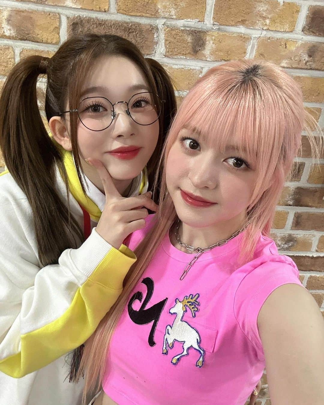 NMIXXさんのインスタグラム写真 - (NMIXXInstagram)「She was sunshine I was midnight rain (nah let’s be real, we were both sunshine).  츠키선배님🥰 #NMIXX #엔믹스 #LILY #릴리」4月2日 12時26分 - nmixx_official