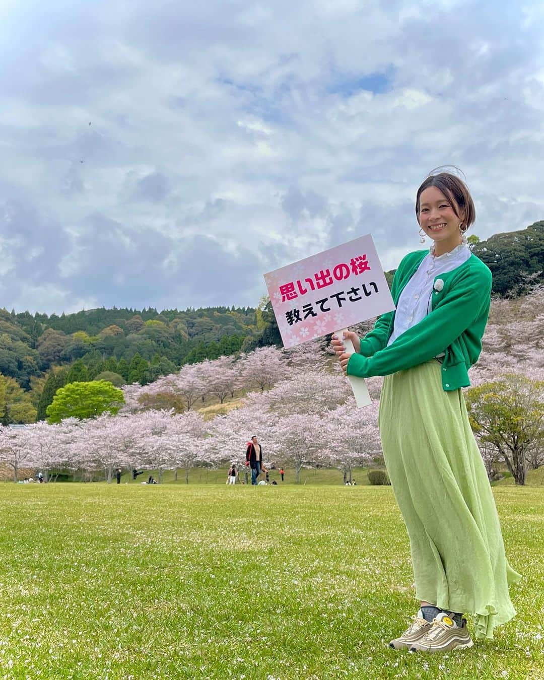 酒井瞳のインスタグラム：「#観音池公園 に来ました🌸  たくさんの人で賑わっている中  まさかの #よかばん 別ロケ隊に遭遇🤣  続いての場所が決まっていたので時間がなく  @kana_takeda.19 にこちらの移動距離を伝えて去りましたww  その模様もよかばんにて🤣  #宮崎 #宮崎観光 #都城 #桜 #花見 #🌸 #思い出 #いいねください  #花見スポット #観音池」