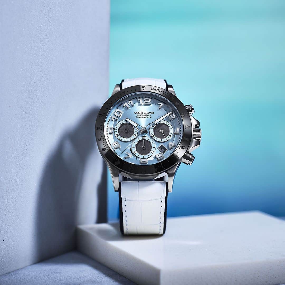 エンジェルクローバー公式のインスタグラム：「実用性と高級感が一体となった、“ラグスポソーラー時計”。男らしい“デカ厚時計”でありながら、エレガントな質感とデザインを取り入れたコレクションです。  LUCE SOLAR LUS44SBU-WH  #腕時計 #アクセサリー #時計 #ウォッチ #腕時計くら部 #腕時計好き #コーディネート #ANGELCLOVER #エンジェルクローバー #セラミック #メンズコーデ #Safari #サファリ」
