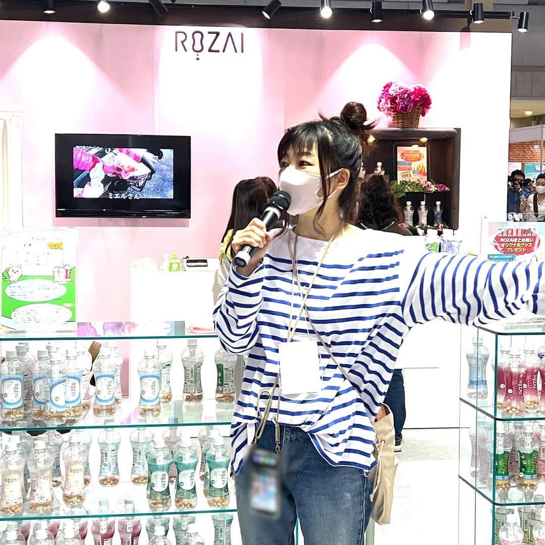 中野公美子さんのインスタグラム写真 - (中野公美子Instagram)「金曜日はルーナと一緒に インターペットへ🐶💕  ROZAIさんのブースに 宮前真樹ちゃんが居て  久し振りに会えて嬉しい🥰 @miyamaemaki  相変わらずまきちゃん可愛い💕 ブースではトークイベントもあって 盛り上がっていました✨ そしてまきちゃんが空き時間に 会場を案内してくれました❣️ 優しい〜🥺  いつもインスタで見てるラズくんにも会えた💕 らっちゃんお昼寝中だったけど可愛いー😍 @lovableraz   大好きなまめきちまめこさんのパネルで撮ったりして📸 @mamekichi_mameko  @mameko_nichijo   6枚目は戦利品と頂き物！ ROZAIさんのロザイボトルは 珪藻土のボールが入ったボトルにお水を入れると、ペットに適した天然ミネラルが溶けて美味しいお水にしてくれるとのこと！ @rozai_bottle  いつも浄水器のお水をあげていたので、これは嬉しい😊 歯ブラシやおやつなどもかなりお買い得でした！  今年もルーナと一緒に行けて良かった🥰🐶  #インターペット #インターペット2023 #クタクタで帰宅 #宮前真樹　ちゃん #rozai #ラズくん #まめきちまめこ #チワワ #chihuahua #チワワ13歳」4月2日 12時40分 - kumikorion