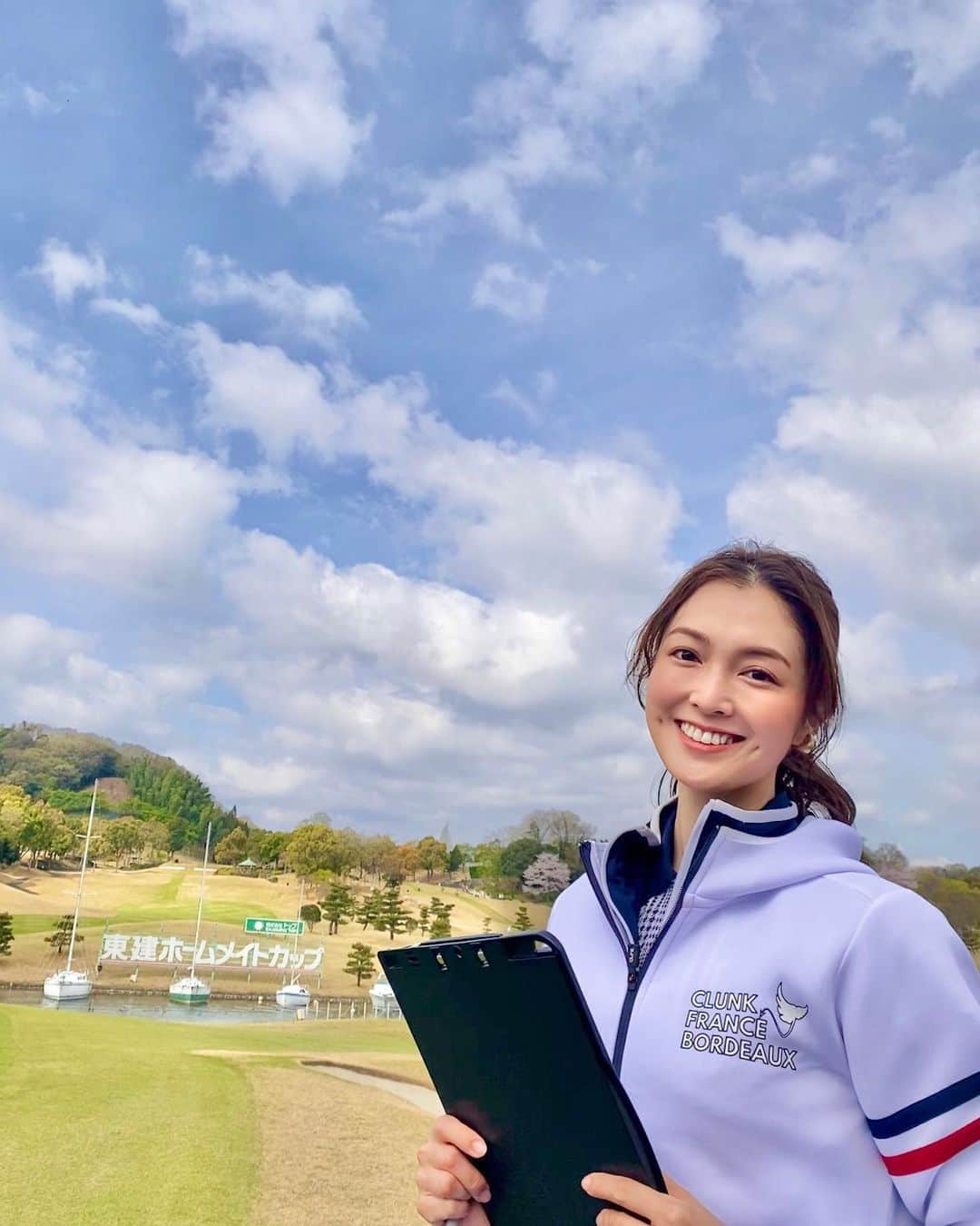 のインスタグラム：「三重県にある東建多度カントリークラブ・名古屋で行われている、JAPANゴルフツアー開幕戦 #東建ホームメイトカップ！  最終日トップタイでスタートするのは石川遼プロ、星野陸也プロ！  テレビ東京系列6局では夕方4時から📺 そのほか各局の放送予定はぜひホームページでご確認ください。  昨日までよりも風が強くなり、桜吹雪がとても綺麗です！この風がプレーにどう影響するのでしょうか…！」
