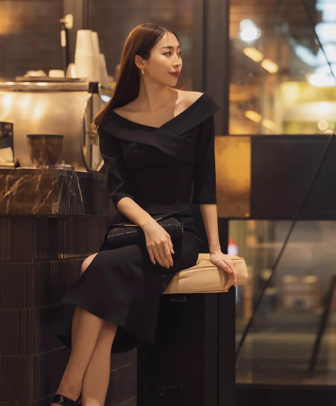 のインスタグラム：「𝑵𝒊𝒈𝒉𝒕 𝑶𝒖𝒕 𝒊𝒏 𝑻𝑶𝑲𝒀𝑶  "オールブラックで醸す大人の魅力"  #オフショルダースリムブラウス <Ivory, Black>  大人顔に転ばせた、女度高めなオフショルブラウス。  肩先まで大胆に開いたオフショルデザインで、デコルテを美しく、ウエスト部分はスリムにすることで、メリハリのあるシルエットが叶います。  #スリットデザインマーメイドスカート <Ivory, Mint, Black>  上品な大人美を叶える、キレイ見えスカート。  フレア感を抑えたマーメイドラインが、女性らしさを醸しつつもスッキリとした印象に着地。  ＿＿＿＿＿＿＿＿＿＿＿ ✔︎ @ambient_styling #AMBIENT #ambient_official #ambientstyle #アンビエント #お呼ばれコーデ #デート服 #ブラックコーデ #オールブラック #スカート」
