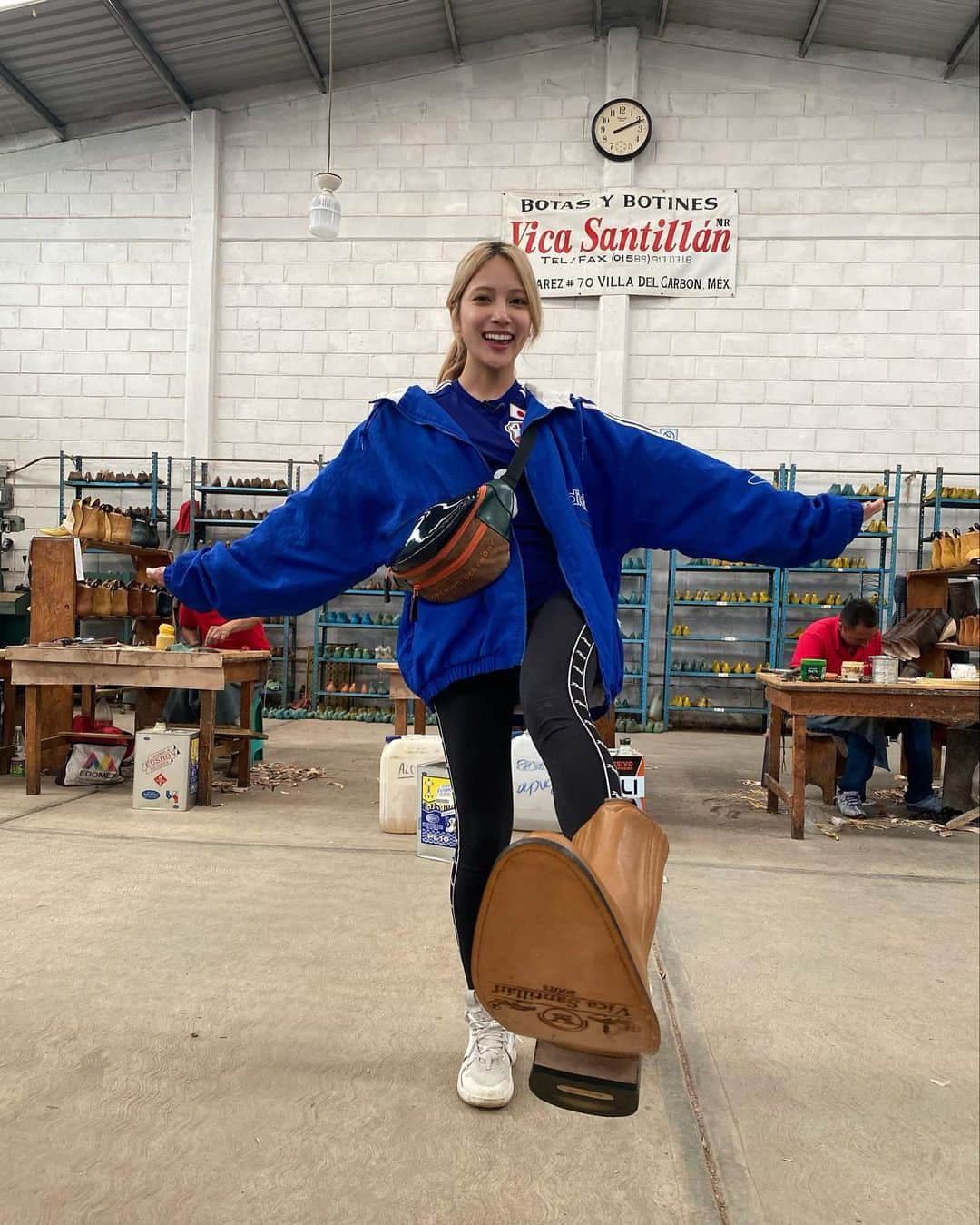 入山杏奈のインスタグラム：「Villa del carbón es un pueblo mágico en Edomex y es conocido como la capital mundial del botín charro. Visité el taller Vica Santillán en donde aprendí sobre la fabricación de botas y botines. 👢 Aquí dejo algunos recuerditos en Villa del Carbón. 🥴🎄❤︎  以前クリスマスツリーを切りに行った魔法の村”ビジャ・デ・カルボン”は、ブーツの街として知られているので、ブーツ工房へ見学に行きました☺️👢 W杯の日本戦の日の撮影だったので、ユニフォーム着てました⚽️」