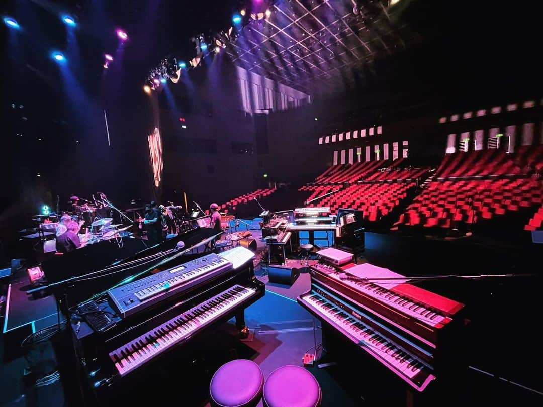 塩谷哲のインスタグラム：「久しぶりのSing Like Talking 西村智彦復活祝い 個人的最後の中野サンプラザ  いろいろと感慨深いコンサートになります。鍵盤🎹5種類弾きます✋  完売御礼 配信もあります」
