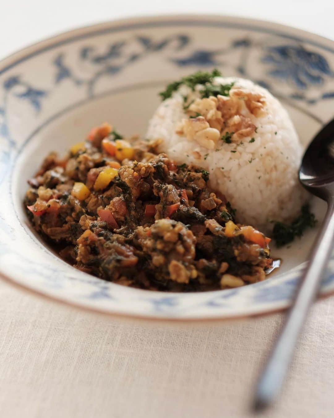 のインスタグラム：「よもぎのドライカレー🍛  よもぎは艾葉（ガイヨウ）といって、 経絡を温め冷え性や、冷えに伴う痛み（関節痛や生理痛）を緩和すると言われています。  ビタミンやミネラルも豊富、 古から重宝されていた薬草です。  カレーにしてみましました！ スパイスがよもぎの独特のクセを中和して、たっぷり食べられるんですよ♪  温活薬膳カレーです💜  『麻木のごきげん💜ひとりごはん』 プロフィールのURL、もしくはハイライトの「ひとりごはん」から！ チャンネル登録お願いします🤲」