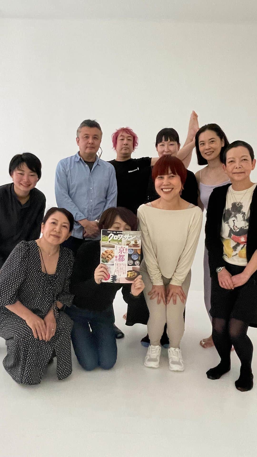 のインスタグラム：「毎日BEAUTY LIVE  2023/4/2  毎日Beauty Live 😃💕  今日のお題《#寝たままで画期的メソッドバレエストレッチで綺麗な姿勢に 》  昨年から習っているストレッチのカズ先生の取材に参加させていただく。 半年の成果！！  この模様は5/10売「クロワッサン」で詳しく😉  #寝たままでできる画期的メソッド バレエストレッチで綺麗な姿勢に  #毎日ビューティライブ  #山本浩未 #ヤマモトヒロミ #メイクの白黒赤 #ちょっとの手間できれいが違う #おとな美容 #きれいは力  #きれいに終わりはない #たるみはメイクでなくせます」