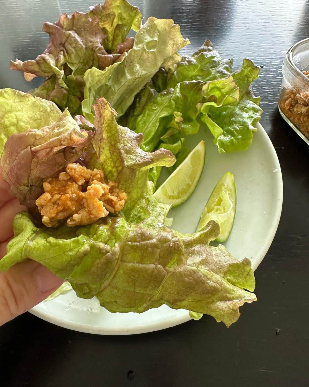 二ノ宮知子さんのインスタグラム写真 - (二ノ宮知子Instagram)「タコミートをサニーレタスで包んでライムかけて食べるだけの昼ご飯。仕事がめちゃ忙しい😣」4月2日 12時58分 - tomokoninomiyaa