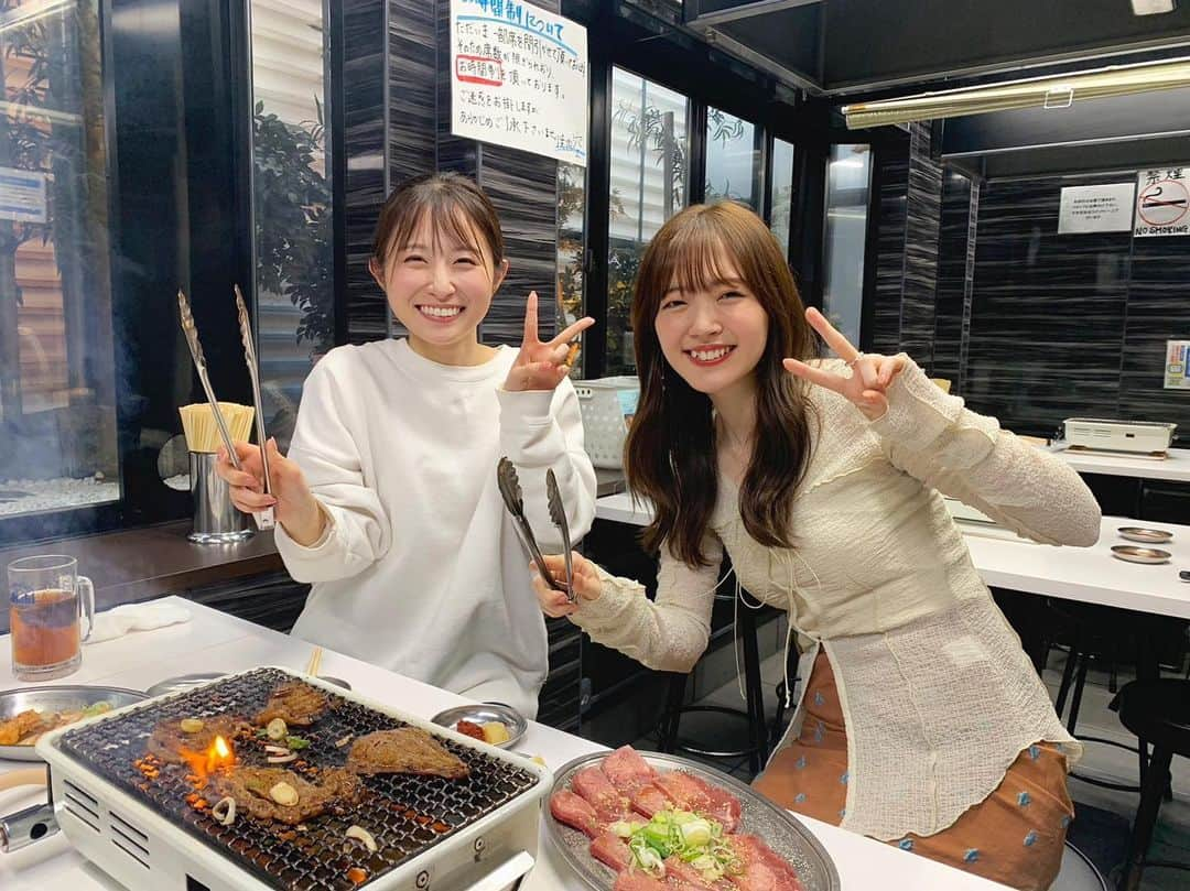 佐藤佳奈さんのインスタグラム写真 - (佐藤佳奈Instagram)「大阪マラソンご褒美ロケで、鈴木愛理さんが大阪まで来てくださいました…😭  世界で1番大好きな人です。  楽しい時、悲しい時、いつも愛理ちゃん(一ファンとしてこう呼ばせてください)の歌がそばにあって、支えてくれました。  愛理ちゃんのことを知れば知るほど、歌だけじゃなく、愛理ちゃんの言葉、考え方、生き様に惹かれて、心を動かされて。 気づけば愛理ちゃんの存在が、迷った時の道標になっていました。  愛理ちゃんを好きになれて良かった。  これから先も、ずっとずっと応援しています。  愛理ちゃんがこれからも笑顔で幸せに過ごせますように。  #すまたん #すまたんzip  #鈴木愛理 さん #あいりまにあ  #私の右側」4月2日 13時00分 - kana_sato_sakana