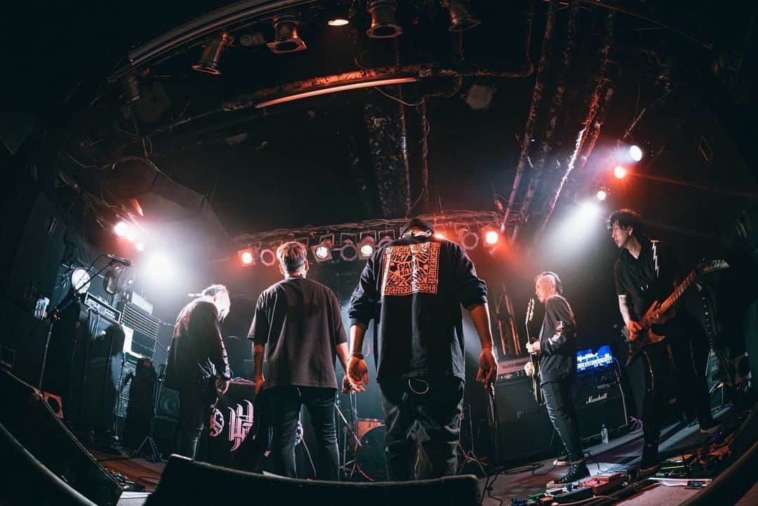 山嵐さんのインスタグラム写真 - (山嵐Instagram)「【LIVE PHOTO📸】 💉PAIN KILLER TOUR Season. 2💊  ■2022/11/4（金） 熊本Django  Photo by マエダモトツグ @mo102g   ▶︎▶︎NEXT LIVE▶︎▶︎ 💉PAIN KILLER TOUR Season. FINAL🔥  ■2023/4/10(月)  渋谷Spotify O-WEST OPEN 18:00 / START 19:00  GUEST：AA=  🎫¥4,200 (+1D)  イープラス https://eplus.jp/ チケットぴあ  https://t.pia.jp/ Pコード：237-327  #山嵐 #PAINKILLER #PAINKILLERTOUR」4月2日 13時00分 - yamaarashi07