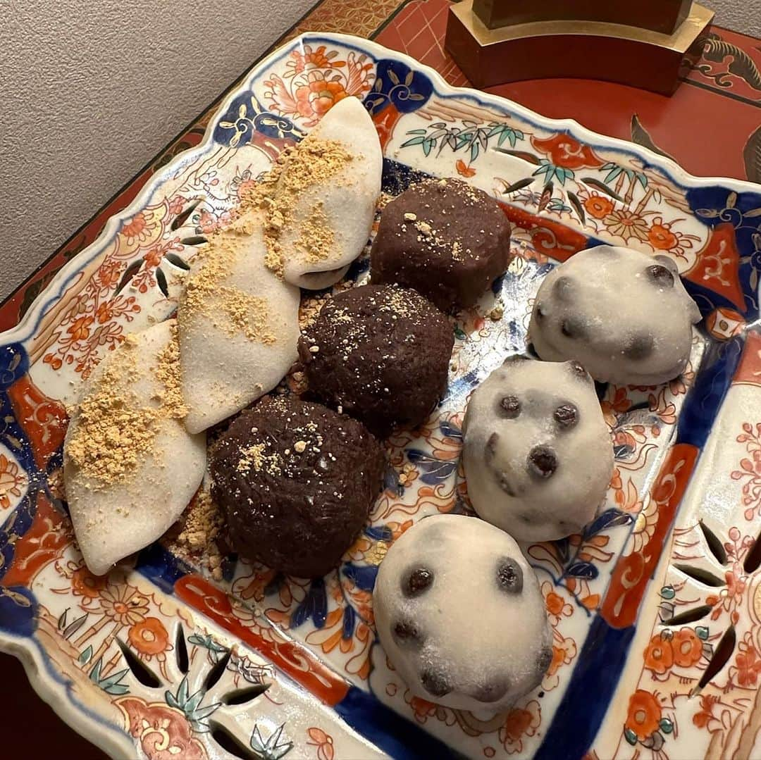 SHUHEI.Kのインスタグラム：「京都和菓子店の食べ比べ。 作ったその日のうちに伊丹空港→羽田空港に空輸の京都航空便。 高島屋の物産展、面白いですね。 出町ふたばの豆餅 今西軒のおはぎ 美玉屋の黒蜜だんご 鳴海餅のお赤飯 中村軒の麦代餅」