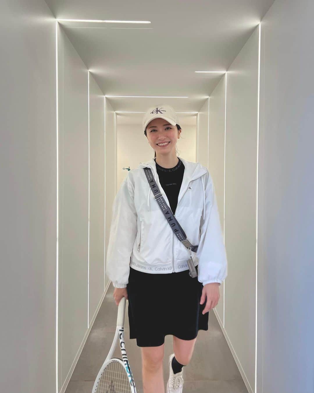 のインスタグラム：「先日久しぶりにテニスをしてきました🎾  学生の頃部活はもちろん、スクールにも通ってテニスに全ての情熱を捧げていたのを思い出しました❤️‍🔥  多分18年ぶりくらいにラケットを握ったんだけど、意外と身体は覚えていてびっくり🫢  久しぶりに少しレッスンしたら、本格的に再開したくなってきました👸🏼  今回レテテニスクラブさん(@letetennisclub )にお世話になったんだけど、併設しておしゃれなカフェ(@cafe_de_lete )もあったり、映えな待合室や更衣室があったりと、今の時代にぴったりなテニスクラブすぎて居心地が良かったです🥰  またすぐテニスしたいなー₍₍ 🎾 ⁾⁾  #レテテニスクラブ#letetennisclub#テニス#tennis」