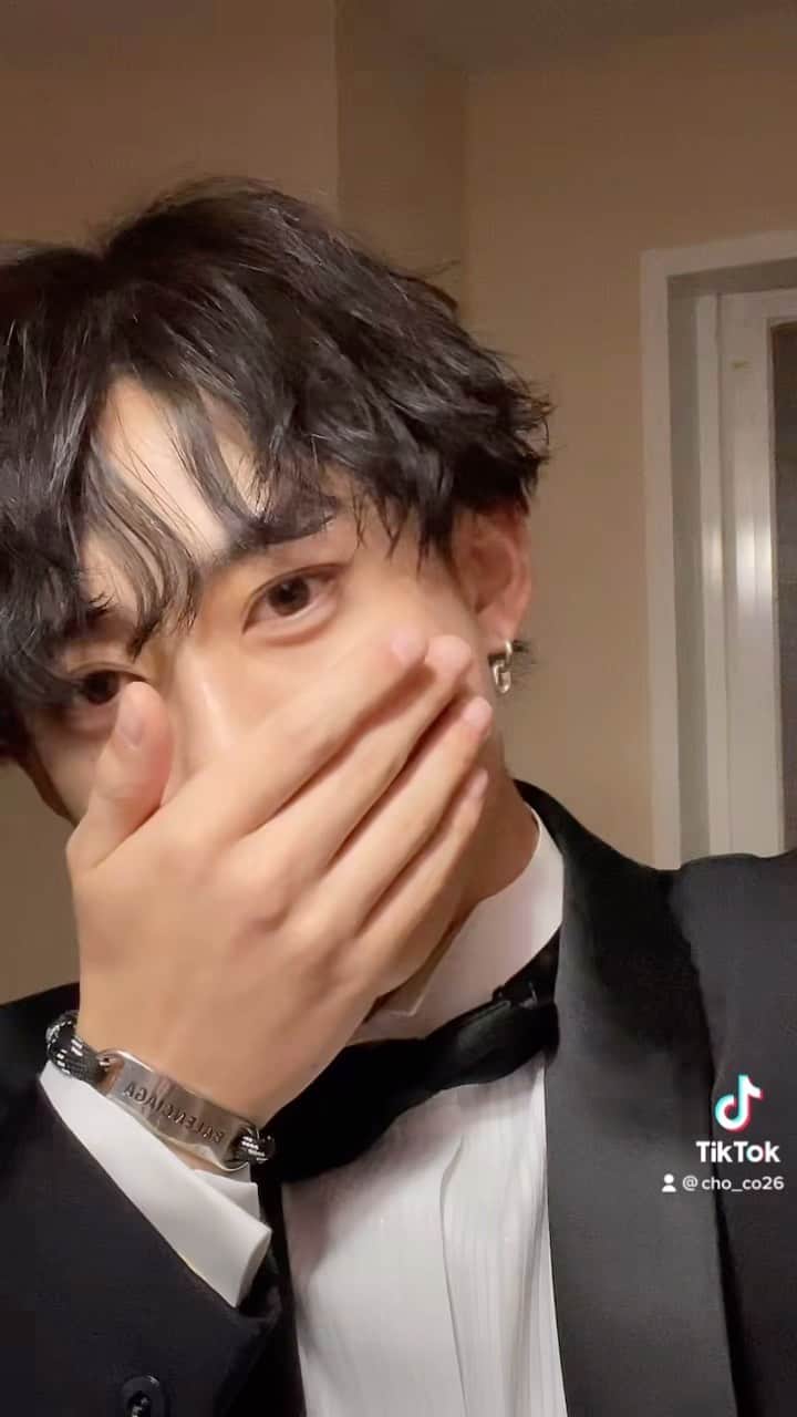 りゅうとのインスタグラム：「do you like my face？😭 apakah kamu menyukai wajahku？😂  #tiktok #reels #reelsinstagram #philippine #indonesia #good #musk #korean」