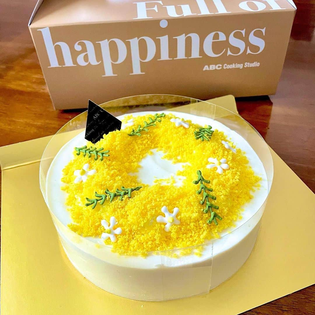 愛内心愛のインスタグラム：「@abccooking_kanagawa   ABC cooking studio ケーキ基礎コースの 季節メニュー🌸  【ミモザのレアチーズケーキ🌼】を作ってきました🤍  アイシングで飾りの花と葉っぱを作って乾かす→その間に生地を焼く→焼いている間にチーズクリームを作る→生地が焼けたら丸型でくり抜く→シロップを塗る→デコレーション用のスポンジをそぼろ状にする→デコレーション🎂  休みなくずっと手を動かしていて、あっという間の2時間でした🥰  作るの楽しかったー🤍  実家に持って行きました🤍  ABCクッキングに通い始めてから、料理がより一層好きになりました🍳  最近は職場の人にもお菓子を差し入れするようになって、喜んでもらえると幸せ🤍  彼氏もご飯にパン、お菓子と作ったものを美味しいと言ってくれるのもモチベーションに繋がってます🙌  もっと料理上手になりたいな🥰  #abcクッキング #abcクッキングスタジオ #abccookingstudio #abccooking #ケーキ基礎コース #ミモザのレアチーズケーキ #季節メニュー #sweets #手作りお菓子 #手作りスウィーツ #手作りケーキ #レアチーズケーキ #ケーキデコレーション #アイシング #料理教室 #cookingschool」