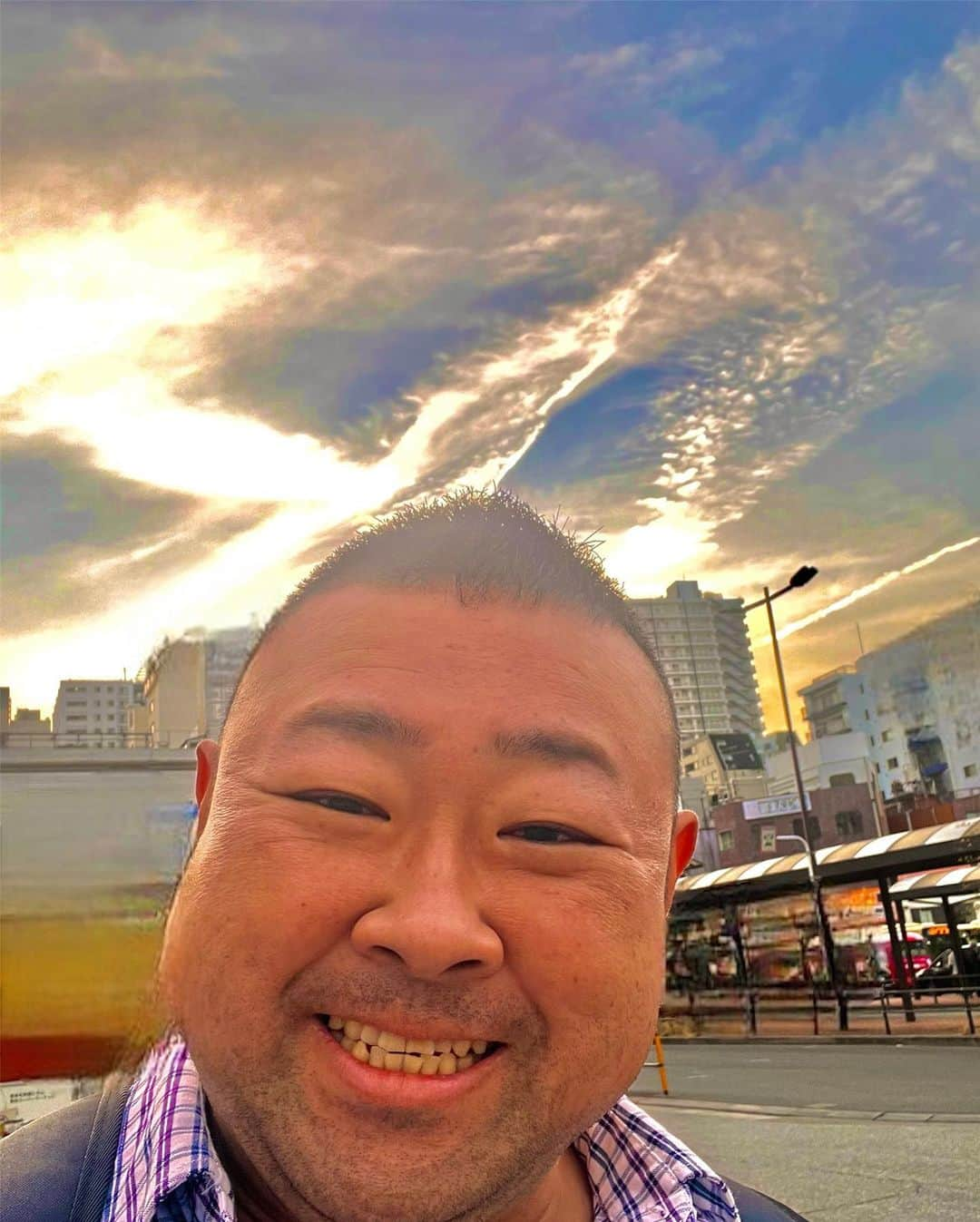 脇知弘さんのインスタグラム写真 - (脇知弘Instagram)「眩しいなと思ったら 夕日で雲が黄金に光ってました🤩  凄い‼️  なんか神秘的だったので📸  #脇知弘#眩しい#雲#黄金#光る#神秘的#凄い」4月2日 13時17分 - t_waki_at