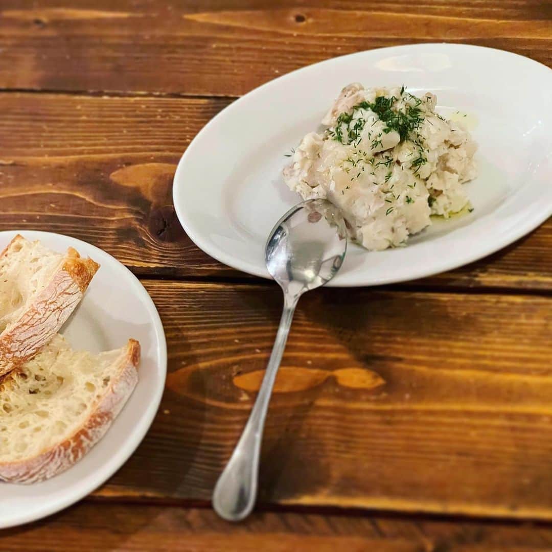 福田里香さんのインスタグラム写真 - (福田里香Instagram)「鎌倉「コマチーナ」で夕食 本日「シネマ&フード展」最終日です。 @cinekoya  観覧後は鎌倉まで出て食事しました。  カラスミ&バターのパスタ レモンクリームのパスタ 白マッシュルームのサラダ セロリのサラダ 生ハムとチコリのパスタ たこのフリット 鯖のポテトサラダ アマトリチャーナ （4人なので盛りを全部1皿1.5人前に してくださった。やさしい♡）  パスタとサラダを食べまくり いきなりデザートへ。  それぞれ……… 焦げキャラメルソースの固めプリン ピスタチオのセミフレッド エスプレッソのパンナコッタ 私はたっぷりラムが利いたババ」4月2日 13時17分 - riccafukuda