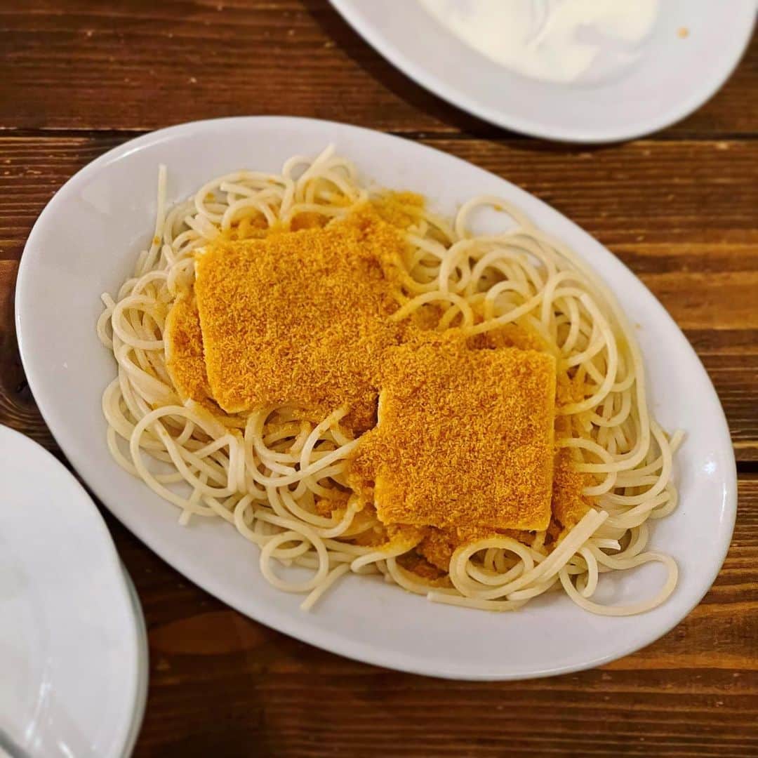 福田里香さんのインスタグラム写真 - (福田里香Instagram)「鎌倉「コマチーナ」で夕食 本日「シネマ&フード展」最終日です。 @cinekoya  観覧後は鎌倉まで出て食事しました。  カラスミ&バターのパスタ レモンクリームのパスタ 白マッシュルームのサラダ セロリのサラダ 生ハムとチコリのパスタ たこのフリット 鯖のポテトサラダ アマトリチャーナ （4人なので盛りを全部1皿1.5人前に してくださった。やさしい♡）  パスタとサラダを食べまくり いきなりデザートへ。  それぞれ……… 焦げキャラメルソースの固めプリン ピスタチオのセミフレッド エスプレッソのパンナコッタ 私はたっぷりラムが利いたババ」4月2日 13時17分 - riccafukuda