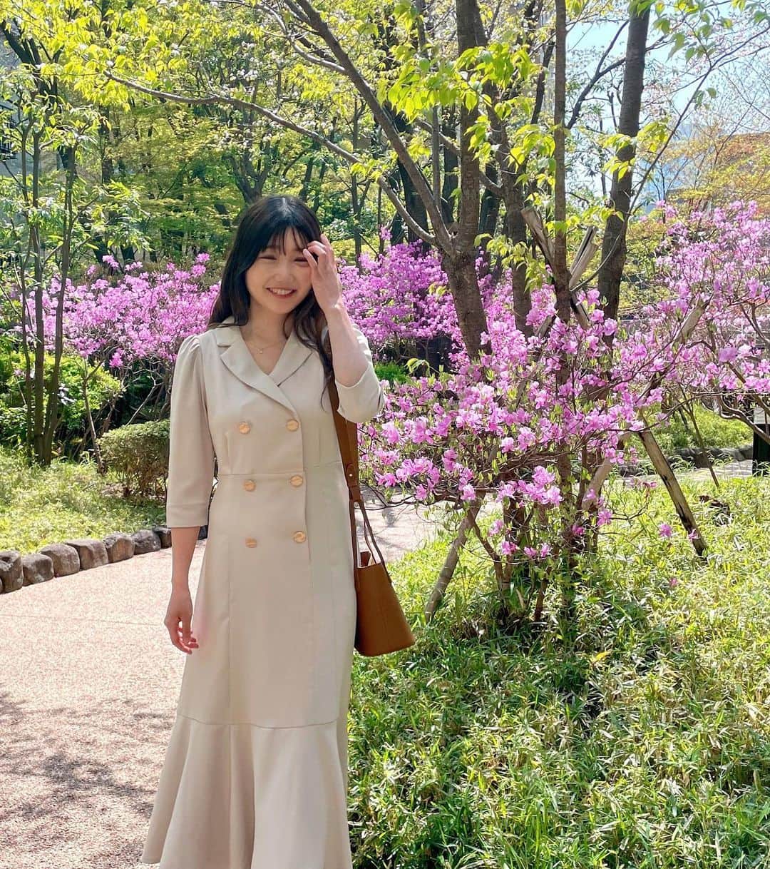 橘珠里さんのインスタグラム写真 - (橘珠里Instagram)「💐 𝕡𝕚𝕟𝕜 𝕗𝕝𝕠𝕨𝕖𝕣𝕤   いつものお散歩道に、見たこともない美しいピンク色のお花がたくさん咲いていました𖧷  緑が綺麗で好きな場所なのですが、春はまたこんなに可愛いのかと感動しました🌿  ワンピースは @tocco_closet です ⸝⋆ オンにもオフにも使える、お気に入りです🧥♡  よく晴れた爽やかな日で、加工なしで光のレインボーのようなラインが写りました🌈  #toccocloset #tocco #dress #japanesefashion #トッコクローゼット #トッコ #ワンピース #道重さゆみ さん着用 #大人可愛いコーデ #大人かわいいコーデ #トレンチワンピース #マーメイドスカート #通勤コーデ #大人ワンピース #春服コーデ」4月2日 13時17分 - jurinu