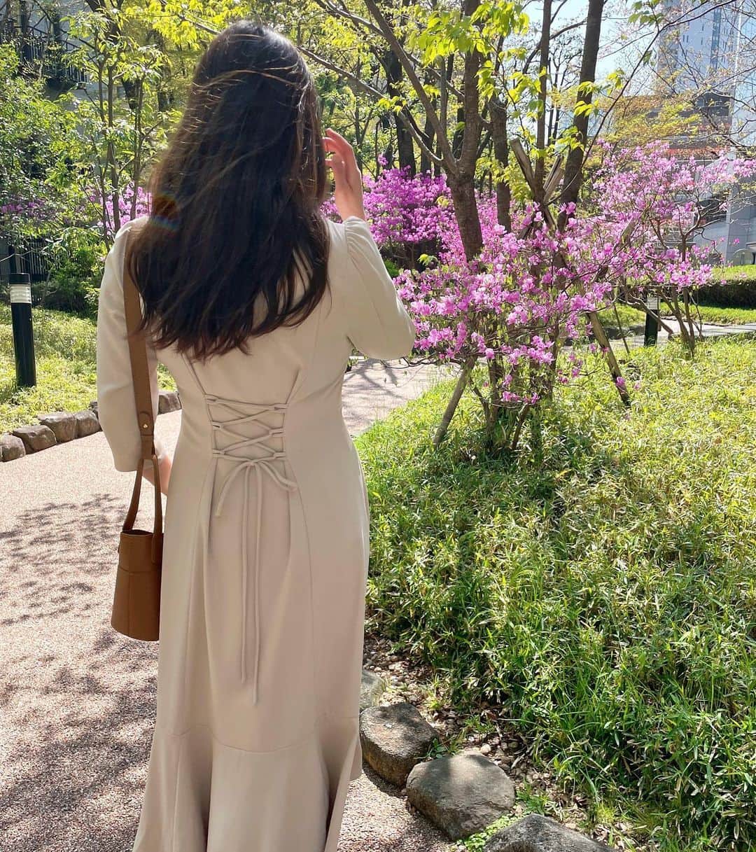 橘珠里さんのインスタグラム写真 - (橘珠里Instagram)「💐 𝕡𝕚𝕟𝕜 𝕗𝕝𝕠𝕨𝕖𝕣𝕤   いつものお散歩道に、見たこともない美しいピンク色のお花がたくさん咲いていました𖧷  緑が綺麗で好きな場所なのですが、春はまたこんなに可愛いのかと感動しました🌿  ワンピースは @tocco_closet です ⸝⋆ オンにもオフにも使える、お気に入りです🧥♡  よく晴れた爽やかな日で、加工なしで光のレインボーのようなラインが写りました🌈  #toccocloset #tocco #dress #japanesefashion #トッコクローゼット #トッコ #ワンピース #道重さゆみ さん着用 #大人可愛いコーデ #大人かわいいコーデ #トレンチワンピース #マーメイドスカート #通勤コーデ #大人ワンピース #春服コーデ」4月2日 13時17分 - jurinu