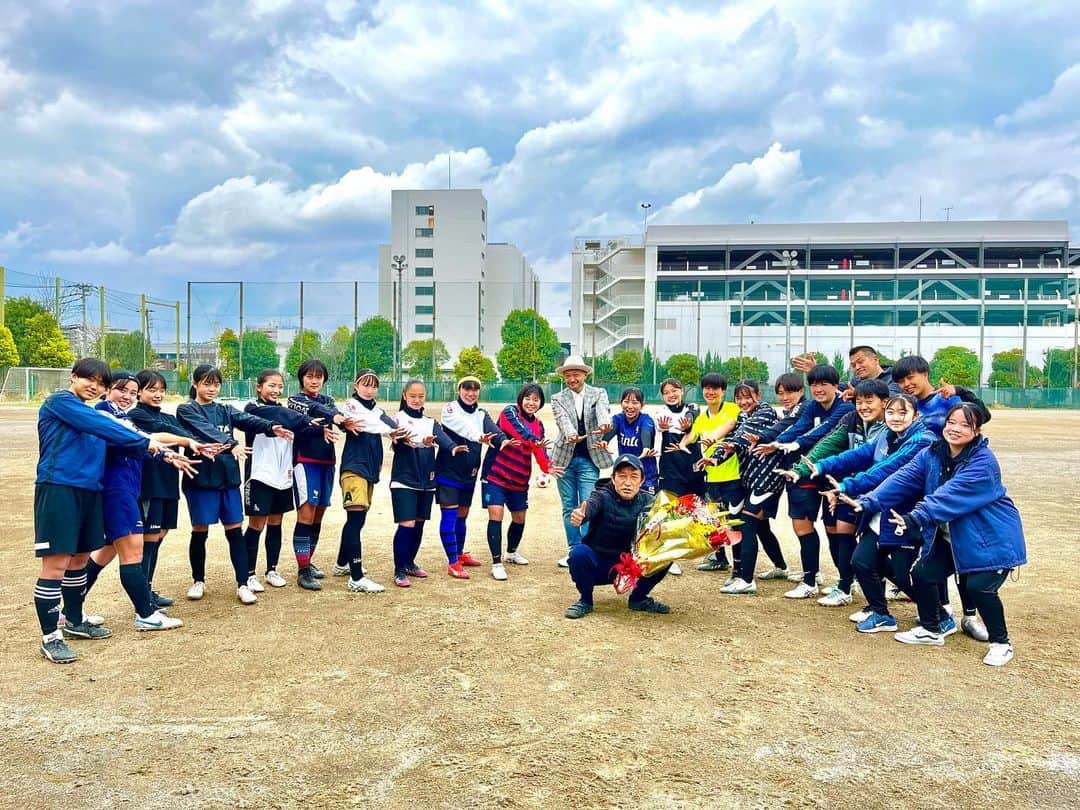 石原孝尚のインスタグラム：「金澤せんせい 19年間、お疲れさまでしたぁ  いつも明るい 金澤先生のチームが 僕は大好きでしたー⚽️  これからも人生を楽しんでいきましょう✌️  19年で、19本のバラ🌹 喜んでもらえてよかったー⭐️  #飛鳥高校女子サッカー部」