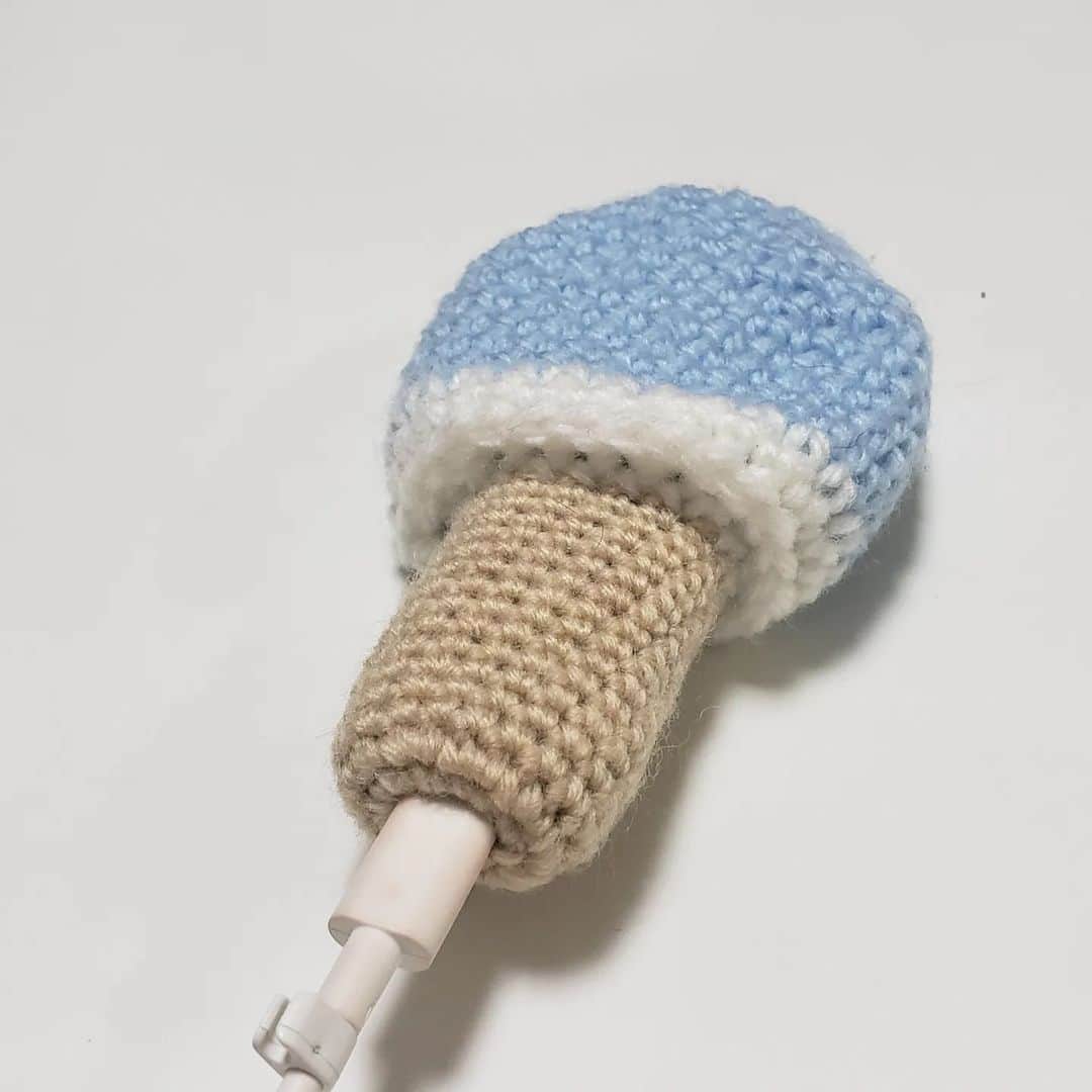 アイパー滝沢さんのインスタグラム写真 - (アイパー滝沢Instagram)「新作編み物No.104 「アイス食べてる様に見えるアイコスケース」 どう？卓球のラケットじゃないよ。マイクでもないよ。ソーダ味のアイスだよ。これからの季節にぴったりだね。アイパーさんはタバコもアイコスも吸わないけどね。ホゥ。 #knitting #Crochet #handmade #ハマナカ毛糸 #ボニー #ピッコロ #編み物 #アイコス #アイコスケース #編み物芸人 #よしもと芸人 #アイパー滝沢 #手芸人 #アイコスケースシリーズ」4月2日 13時25分 - t.aipa